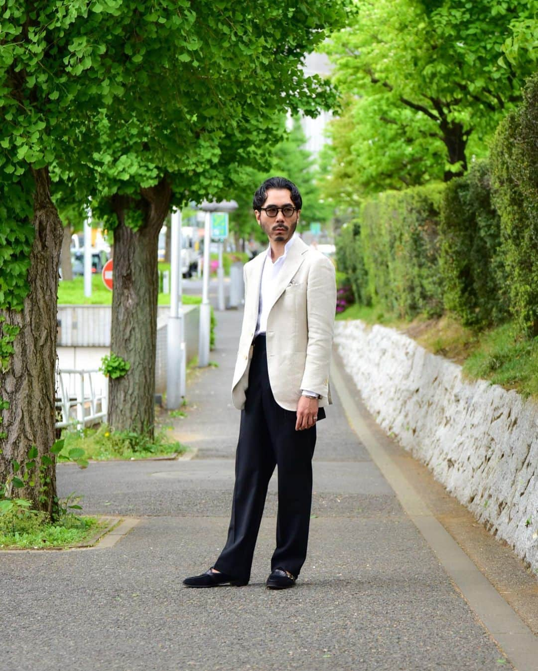 福島雄介のインスタグラム：「. . Linen shirt and linen jacket.  The colors and materials are early summer outfits... . . リネンのシャツにリネンのジャケット。 リネンものを少しずつ。 @massimo.daugusto の別注シャツはこの夏重宝しそうです。 . .  Glasses- @jacquesmariemage  Jacket- @ring_jacket Shirt- @massimo.daugusto  Pants- @tangent.clothing_official  Shoes- @baudoinlange  Acc- @hermes @givenchy @adawat_n_tuareg  . . #mensfashion #jacket #bespoke #dress #shirt #military #casual #ootdmen #menswear #jacketstyle #jewelry #glasses #menstyle #ootdfashion #mensclothing #ootd #vintagejewelry」