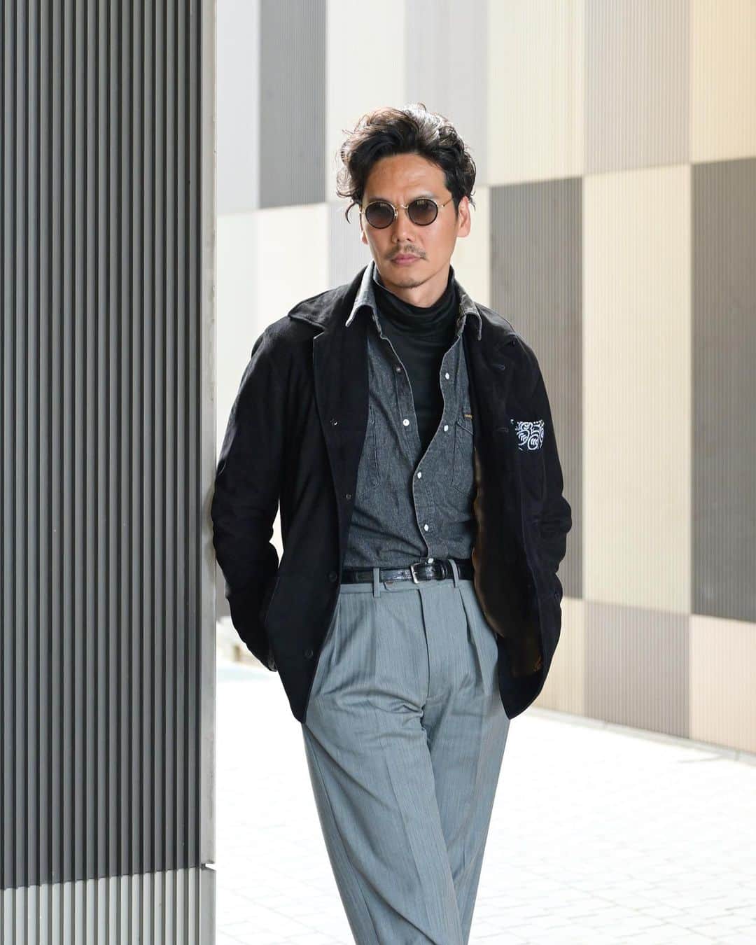 Shuhei Nishiguchiのインスタグラム：「"High and Low"on Casual Friday 真逆にあるテイストのものを掛け合わせて、 その化学変化を楽しみたい。  【ITEM】 Jacket： @cinquanta_official  Shirt： @wrangler  Roll neck： herion Bandana： vintage Trousers： @bernardzins  Belt： @thesole_official  Shoes： @jmwestonofficial  Sungrasses： bespoke  #beamsf #classicmenswear #vintageclothing #mensstreetstyle #frenchivy #ootdmen」