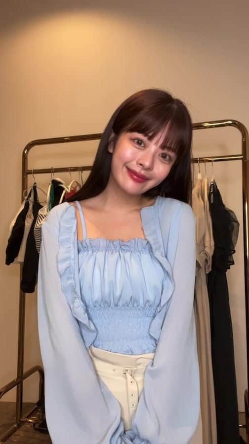 のインスタグラム：「GRL新作を先見せライブ👗♡  明日22時にGRLのYouTubeUPするよ👩🏻‍💻 ❤️ フライングでちょっと新作紹介♡(未公開アイテム)」