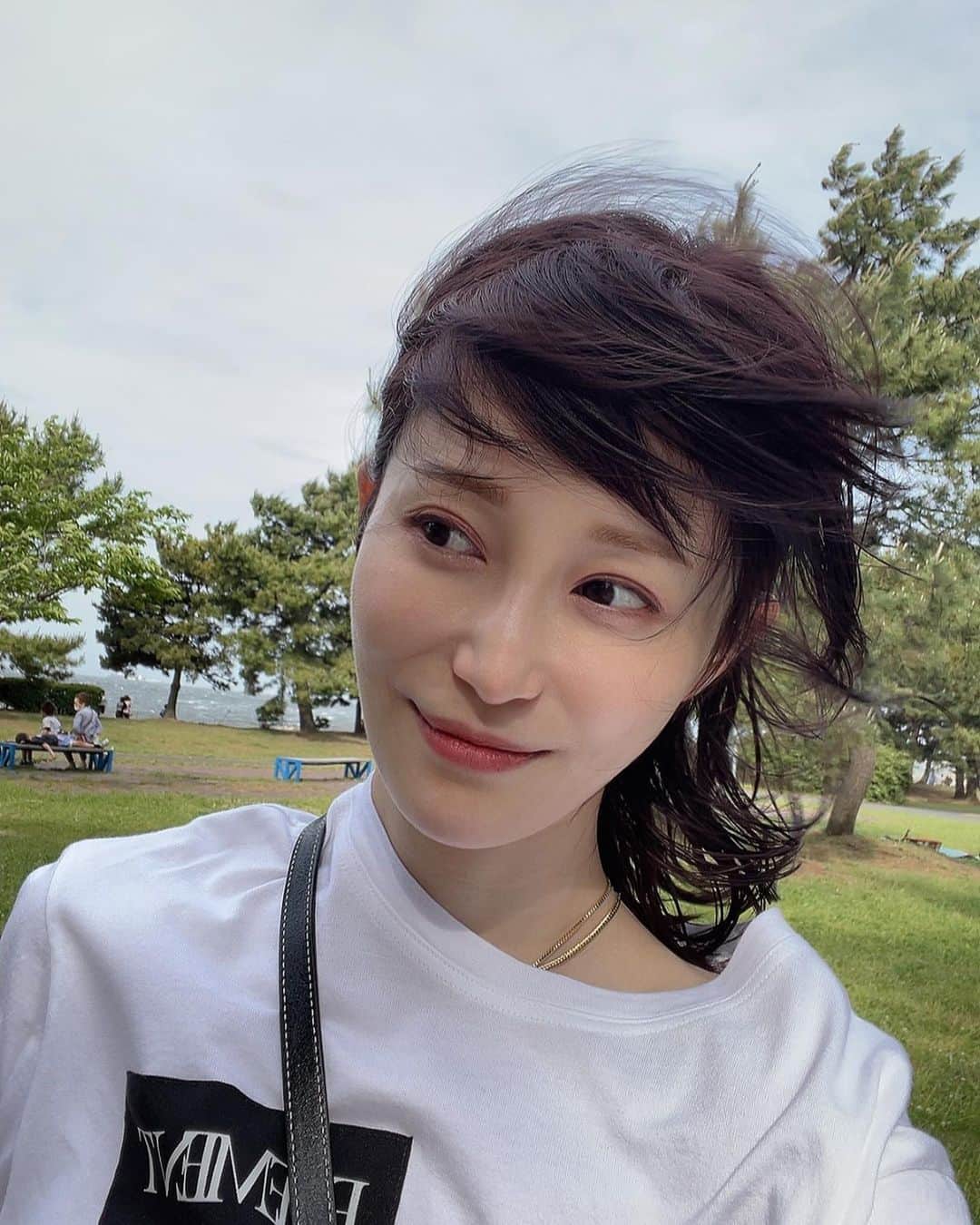 岡部磨知のインスタグラム：「この前のめちゃくちゃ風の強い日…🍃  髪はボッサボサだけど、  最近使い始めた美容液のおかげか、お肌がふっくら元気に見えてきてる気がします。 ここ一年くらい美容においてずーっと気になってた、幹細胞というワード。。若返りとか再生治療とか、、 なので、@reu_beauty の幹細胞上清液をお肌に直接入れる、ブースターセラムを使い始めてみました。 冷蔵庫保管で、ビタミンのような独特の匂いがするんだけど、塗った後はびっくりするくらい肌がやわらかくふわふわに！！ 疲れて見えないお肌になりたくて使い始めましたが、とてもいい感じです🥲✨　　  #reu  #リユー #ヒト幹細胞コスメ」