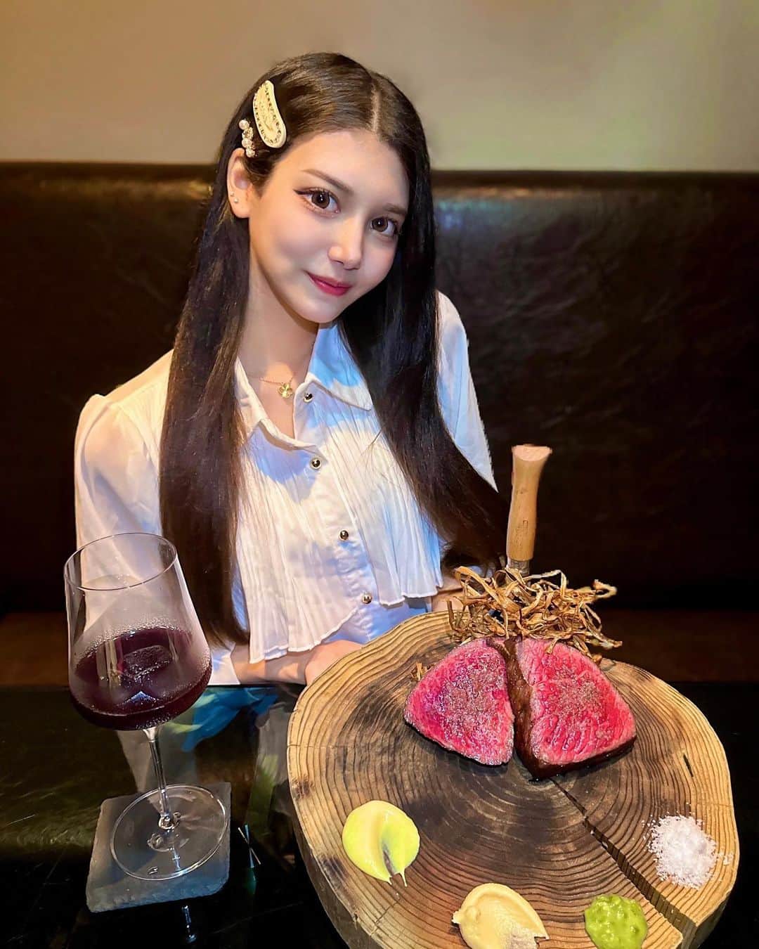 サントス飛鳥のインスタグラム：「エロい肉食べましょう って看板に惹かれた💗🥩  お肉以外のお料理も美味しかった♡ また行きたい🔥   #selfie #like #instagood #ootd #fashion #style #셀카 #셀스타그램 #얼스타그램 #소통해요 #我 #自拍#粉我 #时装  #selfiegram #02 #l4l #likesforlike #like4like」