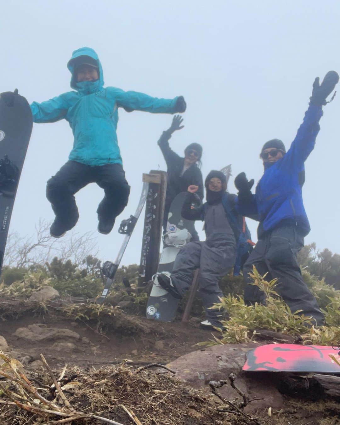 大江光のインスタグラム：「2023.05.10🏔️シャクナゲ岳  ▷記録 🗻🏂 (北海道)シャクナゲ岳 1074m [5時間21分(休憩.水遊び含む)]  #シャクナゲ岳 #スノボ女子 #登山女子 #KONASURF」