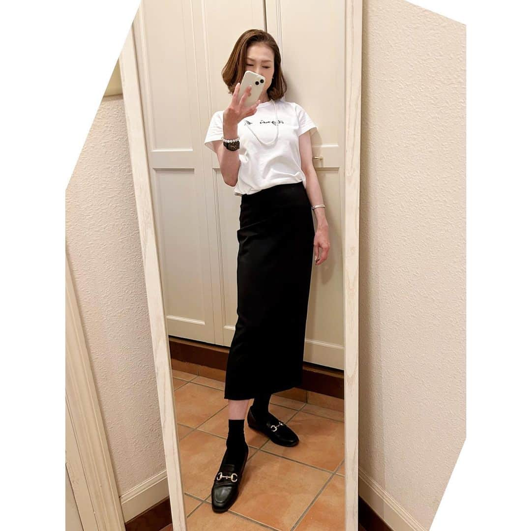 jessicaさんのインスタグラム写真 - (jessicaInstagram)「＊ #OUTFIT#タイトスカート#ユニクロ #Tシャツ#靴下#アニエスベー #パールネックレス #ローファー#ビットローファーコーデ ＊身長は162㌢ ＊ ＊ ＊ ＊ ＊ ＊ ＊ #年の功#大人のゆとり#歳を重ねた魅力 #大人女子#アラフィフコーデ50 #ワークアウト#47年式#筋トレ50 #私は私 ＊ Thanks always‼︎ jessica」5月12日 20時45分 - jessica.oct21