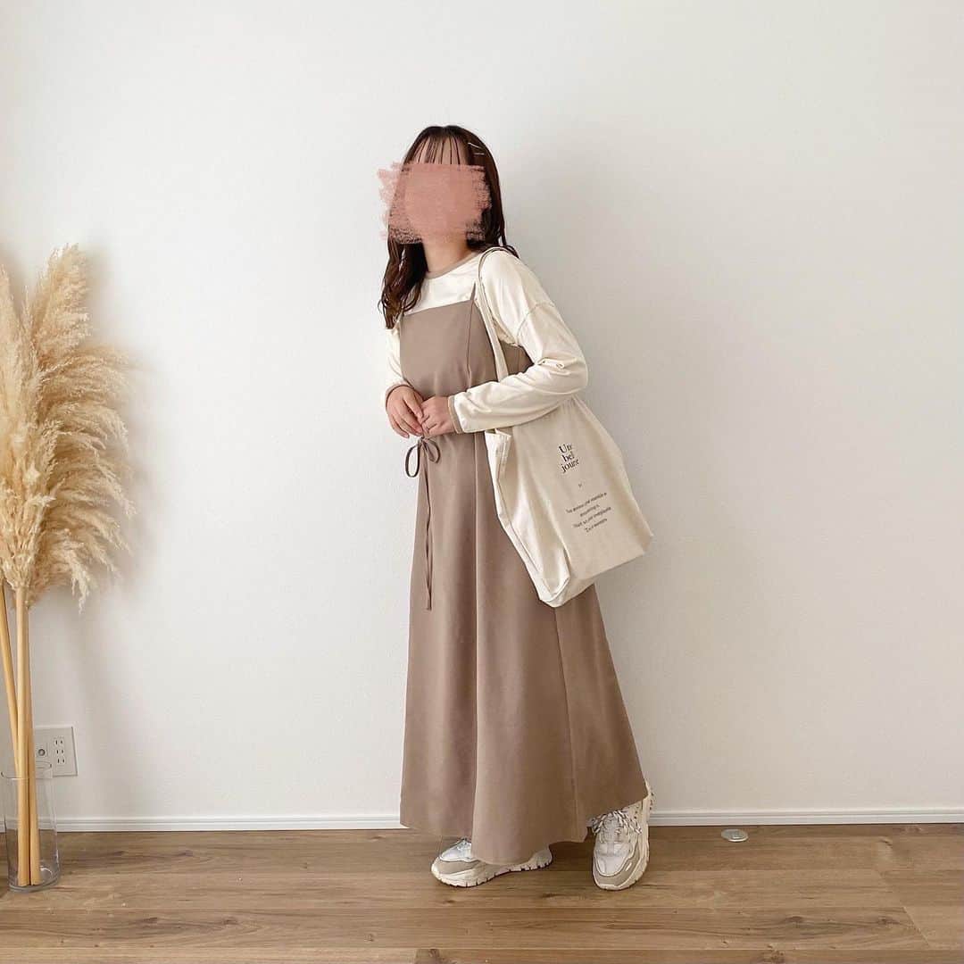 haruのインスタグラム：「ㅤㅤㅤㅤㅤㅤㅤㅤㅤㅤㅤㅤㅤ ㅤㅤㅤㅤㅤㅤㅤㅤㅤㅤㅤㅤㅤ 淡色女子さんにおすすめなキャミワンピ🤎 気分によってウエストリボンを前後で変えたり 垂らすだけにしたり、上部を内側に折り込んで 巻きスカートにでもできちゃう🥹♡ 優秀すぎる...😳💓笑  夏はタンクトップと合わせて着る予定〜🌻  @classicalelf_official  リネンライクマルチwayロングキャミワンピ 153cm / Mサイズ / モカ 着ています♡  #クラシカルエルフ #classicalelf #エルフコーデ #milybilet #ミウィビレット #タイアップ #uniqlo #gu #zara #ユニクロ #ジーユー #ザラ #zozo #zozotown #zozo購入品 #zozotown購入品 #キャミワンピ #キャミワンピース #ウエストリボン#春服コーデ#骨格ウェーブ#プチプラ」