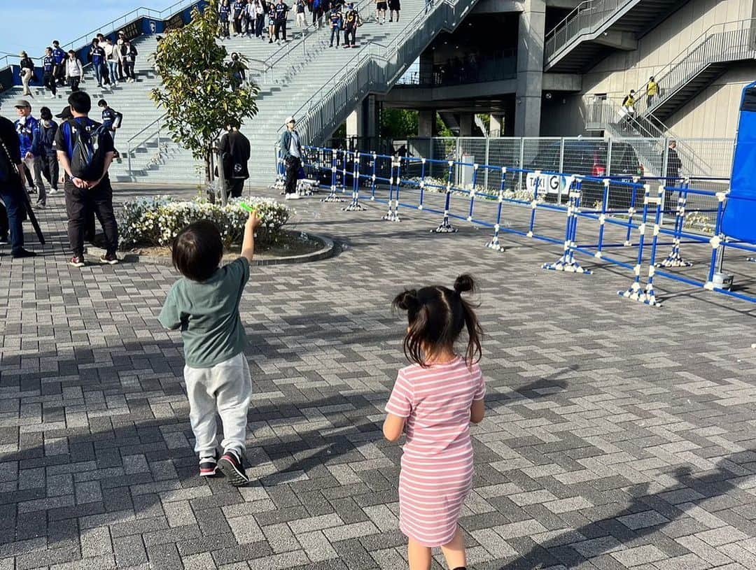 赤谷奈緒子さんのインスタグラム写真 - (赤谷奈緒子Instagram)「ご無沙汰投稿になってしまいましたが… 元気に過ごしております😌♡ . GWは家族で大阪旅行へ…♡ . ななfamilyにたくさんお世話になり… 楽しすぎる旅行になりました🥰 . . 久しぶりのサッカー観戦にも⚽️♡ . . 👶くんの初サッカー観戦は、 色々とバタバタしてましたがw、楽しかったみたいでなにより…😌💕 . . 2日目も大阪観光連れて行ってもらい… とっても楽しかった2日間に…🥰 . . 子供ちゃん同士も久しぶりでしたが、 すぐに仲良く遊んでくれてて、とっても可愛いくて癒されたなぁ☺️ . . #ななも陸くんも👶ちゃんも本当にありがとう🥰#感謝 #セレッソ大阪 #ガンバ大阪 #大阪旅行 #family #gw #大阪観光#道頓堀#あべのハルカス」5月12日 20時46分 - naokoakatani