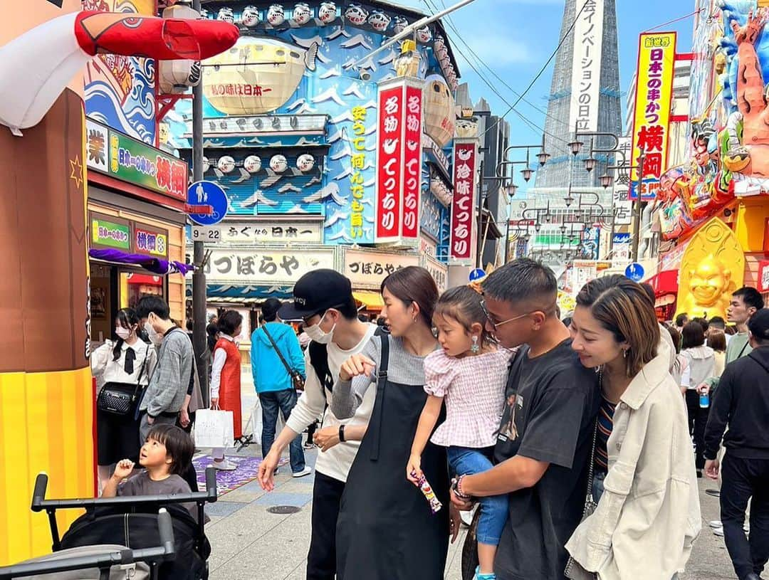 赤谷奈緒子さんのインスタグラム写真 - (赤谷奈緒子Instagram)「ご無沙汰投稿になってしまいましたが… 元気に過ごしております😌♡ . GWは家族で大阪旅行へ…♡ . ななfamilyにたくさんお世話になり… 楽しすぎる旅行になりました🥰 . . 久しぶりのサッカー観戦にも⚽️♡ . . 👶くんの初サッカー観戦は、 色々とバタバタしてましたがw、楽しかったみたいでなにより…😌💕 . . 2日目も大阪観光連れて行ってもらい… とっても楽しかった2日間に…🥰 . . 子供ちゃん同士も久しぶりでしたが、 すぐに仲良く遊んでくれてて、とっても可愛いくて癒されたなぁ☺️ . . #ななも陸くんも👶ちゃんも本当にありがとう🥰#感謝 #セレッソ大阪 #ガンバ大阪 #大阪旅行 #family #gw #大阪観光#道頓堀#あべのハルカス」5月12日 20時46分 - naokoakatani