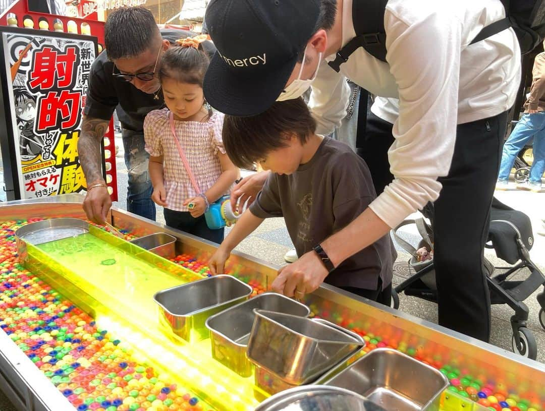 赤谷奈緒子さんのインスタグラム写真 - (赤谷奈緒子Instagram)「ご無沙汰投稿になってしまいましたが… 元気に過ごしております😌♡ . GWは家族で大阪旅行へ…♡ . ななfamilyにたくさんお世話になり… 楽しすぎる旅行になりました🥰 . . 久しぶりのサッカー観戦にも⚽️♡ . . 👶くんの初サッカー観戦は、 色々とバタバタしてましたがw、楽しかったみたいでなにより…😌💕 . . 2日目も大阪観光連れて行ってもらい… とっても楽しかった2日間に…🥰 . . 子供ちゃん同士も久しぶりでしたが、 すぐに仲良く遊んでくれてて、とっても可愛いくて癒されたなぁ☺️ . . #ななも陸くんも👶ちゃんも本当にありがとう🥰#感謝 #セレッソ大阪 #ガンバ大阪 #大阪旅行 #family #gw #大阪観光#道頓堀#あべのハルカス」5月12日 20時46分 - naokoakatani