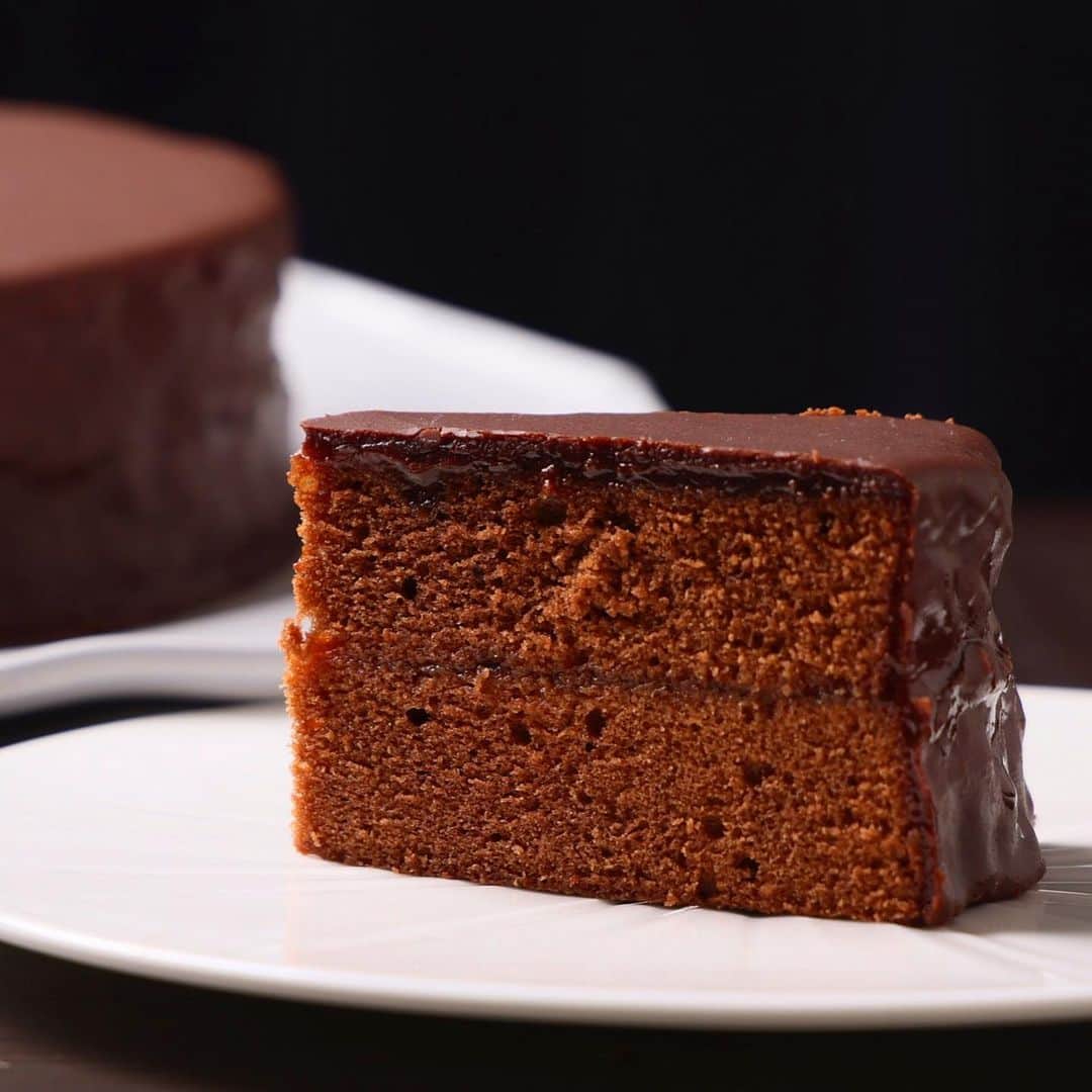 eguchikazuakiのインスタグラム：「【ザッハトルテのレシピ 】  奇跡が起きました YoutuberCACAOさんとのコラボ CACAOさんはチャンネル登録380万越えの動画クリエイターです 私のザッハトルテのレシピを動画にしてくれました！ CACAOさんの動画私大好きなんで嬉しいんです 以前デリーモのティグレが出てきて感動したのを覚えています、嬉しいほんとに。  私もCACAOさんのお菓子をYoutubeで公開したいと思います  なにを作るのか！ぜひ楽しみにしていてください！  ザッハトルテのレシピはこちら ↓↓ ザッハトルテ　15ｃｍ1台分 ◆ザッハ生地 卵 3個 砂糖 100g 無塩バター 60g 薄力粉 60g チョコレート67％ 65g あんずジャム 50g  ◆ジャムコーティング あんずジャム　250g 砂糖　50ｇ 水　50ｇ  ◆ザッハコーティング チョコレート67％　 130g 砂糖 150g 水 70g  おウチで作る事を考えて開発したレシピです、めちゃくちゃ美味しいのでぜひ作ってみてくださいね  詳しい作り方は動画でわかります ぜひチェックしてください 私のはザッハトルテで検索です CACAOさんのも凄すぎるのでぜひ見てくださいね👋🏻  #sachertorte #sachercake #sacher #chocolatecakes #chocolaterecipes #chocolatecake #pastryrecipe #youtuberecipe #apricot #easyrecipes #enjyoing #cheflife #chocolatelover #cacao #cacaonibs」