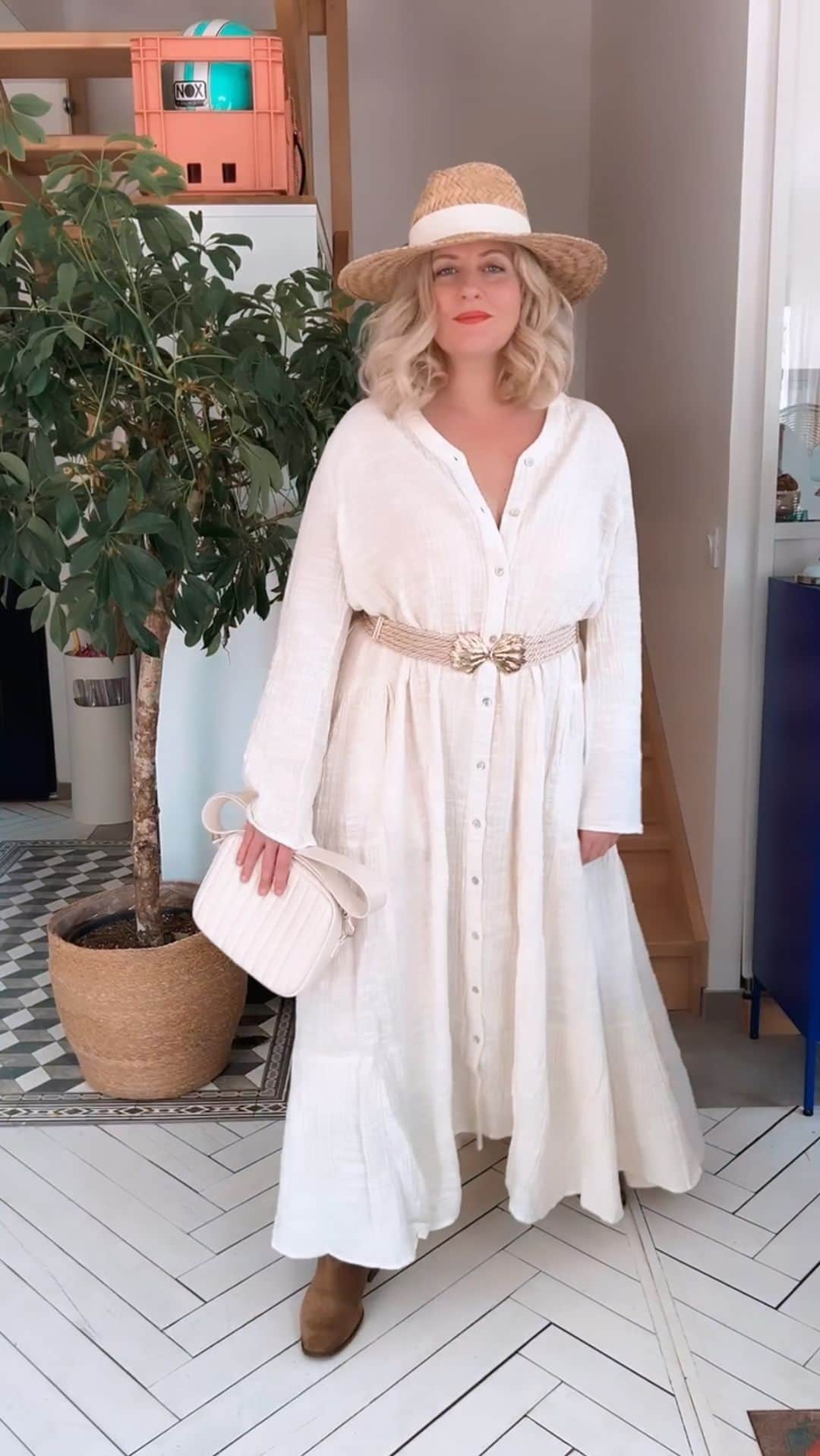 Elisaのインスタグラム：「Vous vous souvenez de la robe essayée hier chez @plume_paris_ ?!  J’ai eu envie de l’essayer à la maison, à ma façon, avec mes incontournables et mes accessoires. Vous le savez j’ai habillé des femmes pendant plus de 20 ans. Des célébrités, des girls boss et beaucoup de «  madame tout le monde ».  Plus le temps passe et plus j’aimerais créer un lieu pour les femmes, hors cabines d’essayage avec tout pour leur faire une tenue dans laquelle elles oublieraient leurs complexes, leurs idées noires par rapport aux diktats subis. Une safe place où elles pourraient se livrer , boire et manger quelque chose avant de repartir re boostées. Je réfléchis, j’ai tout mon temps.  Et cette robe? Je l’adore ! Je vous embrasse  Elisa  Robe @plume_paris_  Sac et chapeau @balzacparis  Bottes et ceinture @sezane」