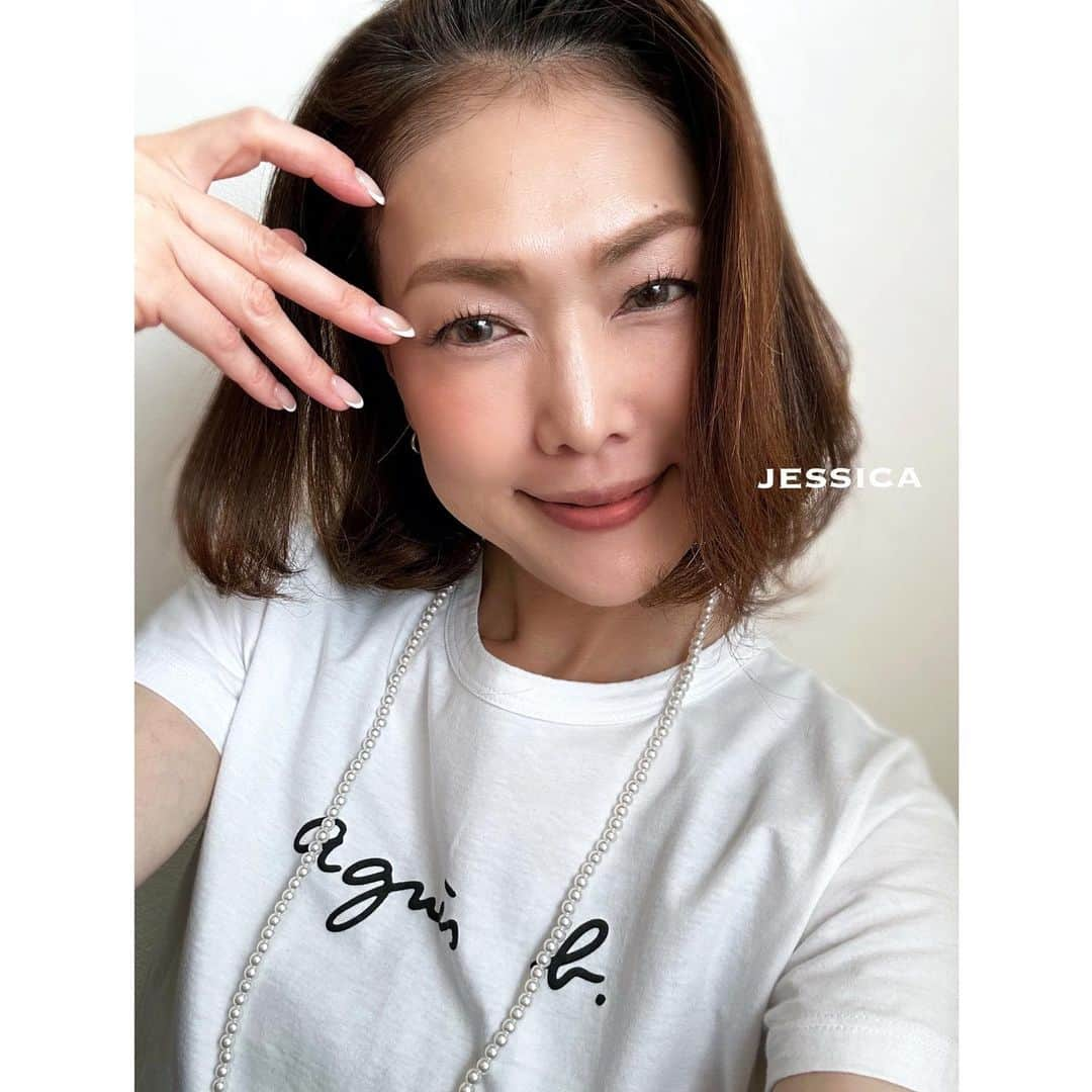 jessicaのインスタグラム：「＊ #販売業#小売業 #アニエスベー#ショートボブ ＊ ＊ ネイルは王道のホワイトフレンチが シンプルで大好き❤ ＊ アニエス・ベーのTシャツに 300円の パールネックレスをするだけで 雰囲気変わる♫ ＊ 髪は内巻きにすると 良い感じにまとまる長さに 伸びてきました🎶 もう少し伸ばす予定です✨ ＊ ＊ #年の功#大人のゆとり#大人女子 #ワークアウト#47年式#筋トレ50 #私は私#アラフィフ #歳を重ねた魅力 ＊ ＊ ＊ Thanks always‼︎ jessica」