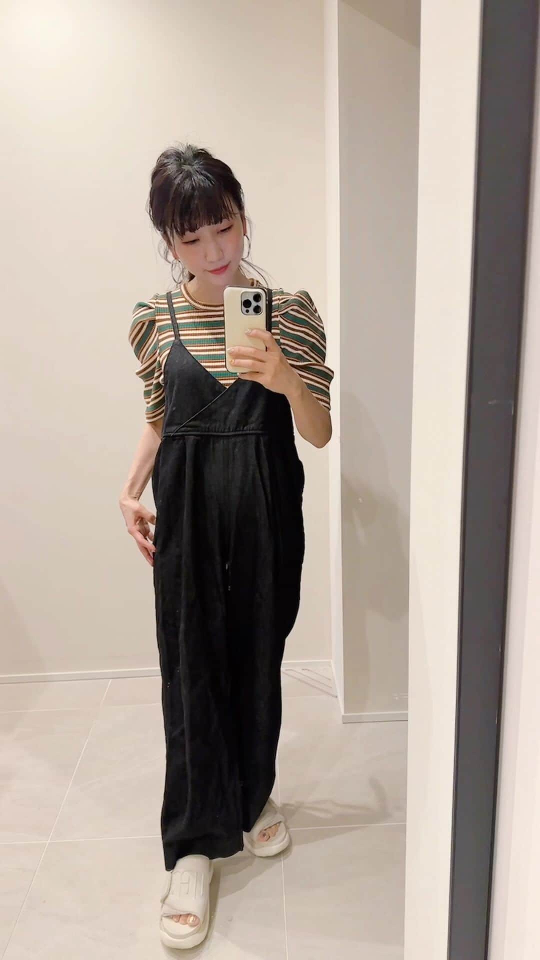 のインスタグラム：「UGGといえばブーツのイメージが強いけど、サンダルもめちゃくちゃ可愛い＆ふかふか！！ 履き心地が最高。 まだ5月だからサンダルはちょっと早いかなーと思うけど、 これならところどころUGGらしい短いファーも盛り込んであるので夏過ぎないのが良い🙆🏻‍♀️  もちろん毛足の短いファーだから夏も違和感ないよ！！ サンダルって超楽なんだよなーーー 母の日ギフトにおねだりしちゃうのは如何でしょうか？🤗  @uggjapan #UggJapan #UGGギフト #pr」
