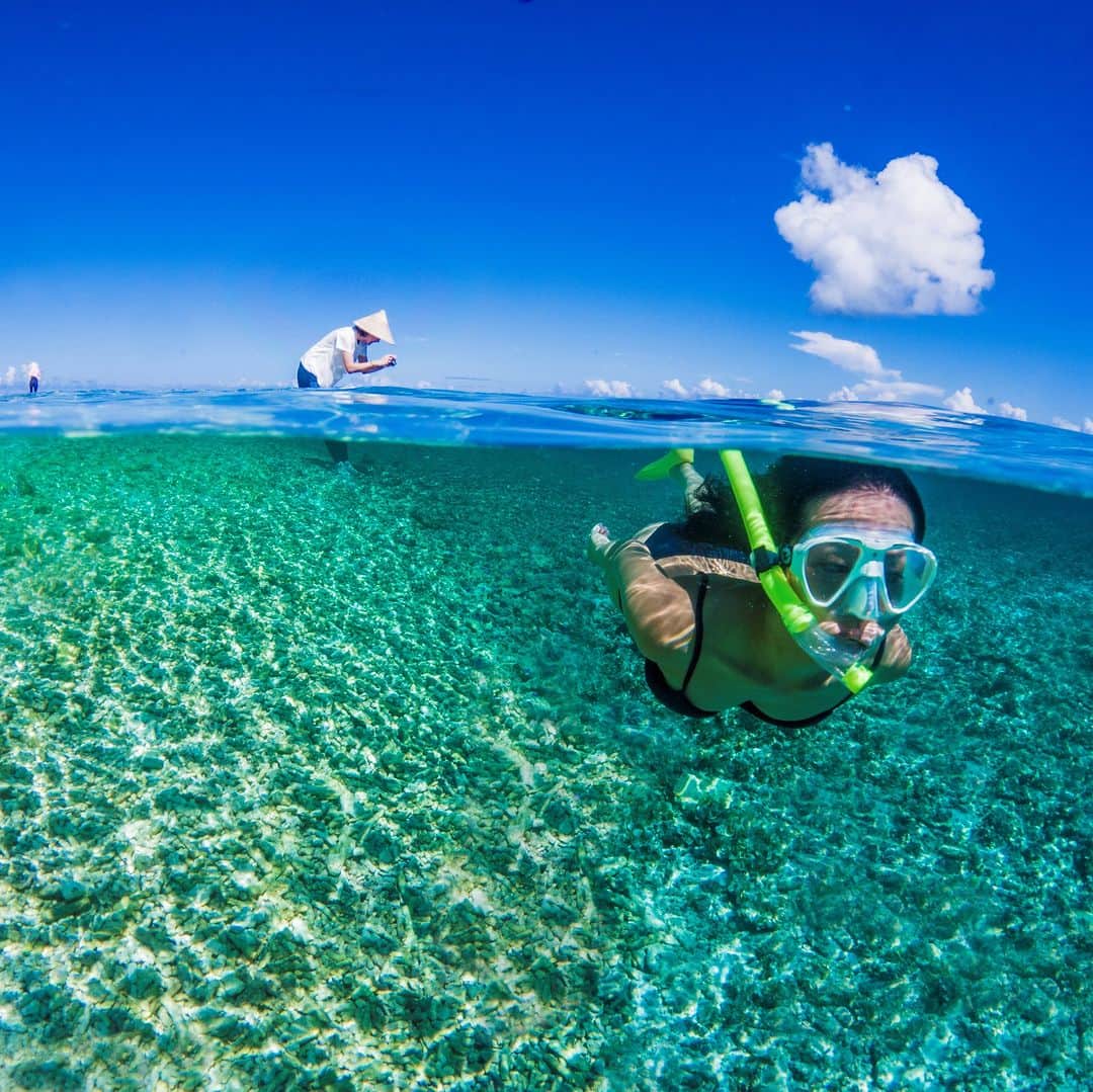 Be.okinawaのインスタグラム：「Barras Island is home to more than 400 species of coral and a variety of marine life. 🐚🐡 Also known as the ‘miracle island’, it changes its shape throughout the day, being totally submerged at high tide and only appearing at low tide.😳 Because it is made of white coral instead of sand, the surrounding water is especially clear, making it an ideal place for snorkeling and diving, as well as other marine activities. If you're lucky, you might even meet a sea turtle! 🐢  #japantourism #okinawajapan #okinawa #japantrip #visitjapan #visitokinawa #japantravel #discoverjapan #okinawanature #explorejapan」