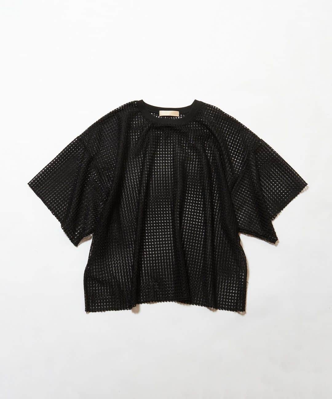 メアグラーティアのインスタグラム：「meagratia 23SS Lase T-shirt col.blk  レース生地を使用したビッグサイズTシャツ。身幅、アームホールともに大きめにつくっておりレイヤードな どを楽しんでいただけます。重ねてきるだけで着こなしのアクセントになるアイテムです。ワンサイズの展開です。  material Polyester 100%  #meagratia #23ss」