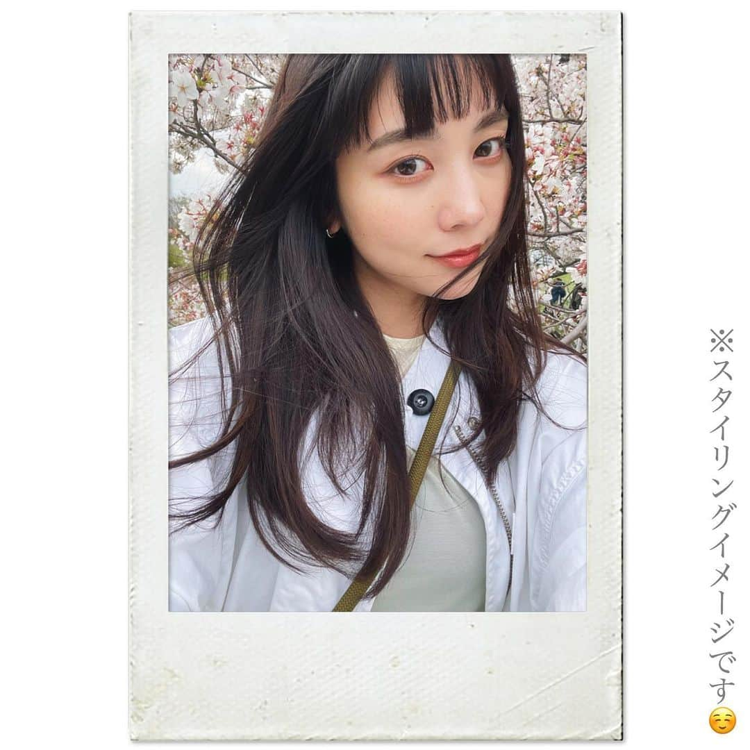 久恒美菜のインスタグラム：「最近のヘアスタイリング、なが〜く続いたウェットな気分が終わってすこしドライな質感でさらさら〜が好き🌬️  週に一回の使用でサロン帰りみたいな髪＊になれるというEssential THE BEAUTY うるツヤチャージ ヘアパック🫧  実際に二週間使ってみて、重たくならないのにつるさら！   久しく美容院に行けてないので、朝起きて髪を触ってうれしい気分になるのが久しぶりだった。。🥹  個包装になっているので、旅行やお泊まりにもとても最適！旅行に行く時は、いつもこうして吊り下げられるポーチに洗面用具をすべて入れていくのですが、これは小さくて詰め替える必要もないので便利🥰  ドラッグストアで買えて、ゲットしやすいのも◎  ＊なめらかでまとまりのある状態 #エッセンシャル #うるツヤチャージ #PR」