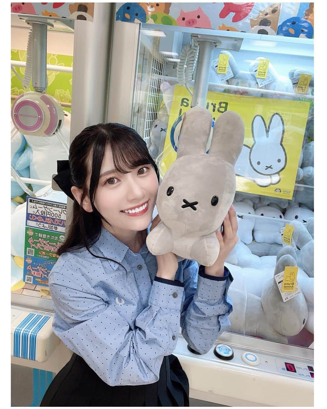 山田麻莉奈のインスタグラム：「. 🐇🐇  これはゲームセンターでのイベントのときのお写真。  まるでじぶんで取ったかのように見えますがちがいます。 最近、何回も挑戦したけど取れなかったミッフィーの台があって たまたまその景品が楽屋にあったので わざわざ持ってきて写真だけ撮って退散しました..🐇  このグレーのミッフィー可愛すぎる。🤍 持って帰ろうかと思いましたがさすがに我慢しました🫡  #ゲームセンター #ゲーセン #ufoキャッチャー  #ブルーナボンボン #ミッフィー #ぬいぐるみ #bruna」