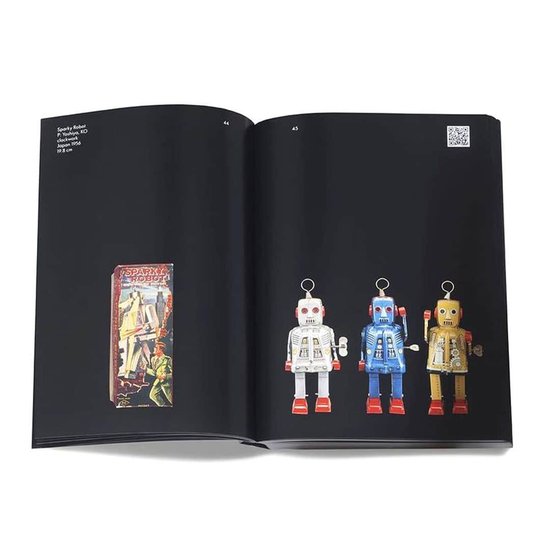 Vitra Japanさんのインスタグラム写真 - (Vitra JapanInstagram)「ヴィトラデザインミュージアムが所蔵するロボットのコレクションを紹介する「R.F. ロボット コレクション ポスター」。ヴィトラの名誉会長、ロルフ・フェルバウムが1937年から1973年の間に日本で製造されたロボットを長年にわたって収集、研究して組み立てられたものです。ロボットを紹介する書籍「ROBOTS 1:2」も販売中！   #Vitra #VitraJapan #VDM #ヴィトラ #ヴィトラジャパン #ヴィトラオンラインショップ #モダンインテリア #インテリアデザイン #インテリアコーディネート #インテリアアイテム #暮らしを楽しむ #季節を楽しむ #アートポスター #ヴィトラデザインミュージアム #ポスター #ロボット」5月12日 20時54分 - vitra_japan