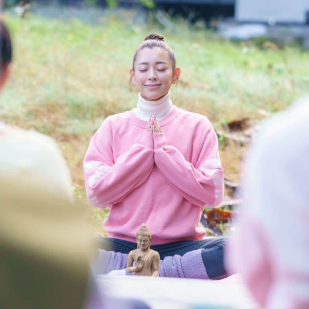 松本莉緒のインスタグラム：「空中坐禅道場で感じるソウルフル”ZEN”リトリート𓅳 ⁡ ⁡ 来週の5月19日(金)から2泊3日の淡路島ヨガリトリートが始まります✨いよいよ、1週間前となりました❣️🥹ワクワクですね〜✨✨ ⁡ ⁡ 本リトリートは既にお申し込み締切となっております🙏✨今回ご一緒できます皆様、準備はいかがでしょうか？？ ⁡ ⁡ ・お醤油作り体験時に衣服が汚れないよう、エプロンの持参。 ・往復1時間程のトレッキングを行う為、山道を登り降りしやすい格好。 ・帽子。 ・お水を入れるタンブラー。 ・日焼け止め。 ⁡ ⁡ などなど、、ご準備頂けると安心かと思います🥹💓 ⁡ 私はTheトレッキングぽい格好を持っていないのと、ヨガ以外の格好があまりよく分からないというのもあって普段のヨガウェアにスニーカーとリュックを合わせたコーデになりそうです😅 ⁡ ⁡ 今回の舞台であります、@zenbo_seinei さんと、企画頂きました @wellnesstrip_official さんが、ご参加者様限定の全員集合写真付きポストカードの準備を進めてくださっています🥹💓 ⁡  リトリートのどこかで @oh_tomas_92 さんが撮影されますので、楽しみにしていてくださいね☺️❣️  ⁡ 国産みの島と言われている淡路島の空気や、 5/20の新月ナイトを皆さんと感じ、 また1人の「自分と向き合う」時間を大切にする 今回のリトリート✨ ⁡ ⁡ ハンドパンアーティストのレオさんのソウルフルな音色も楽しみですね💓💓 ⁡ ⁡ それでは、体調コントロールを大切にしたい1週間。皆さまとお会いできるのを楽しみにしております❣️☺️🙏✨ ⁡ ⁡ #松本莉緒　  @wellnesstrip_official  @zenbo_seinei  @peaceberg_style  #松本莉緒の淡路島リトリート」