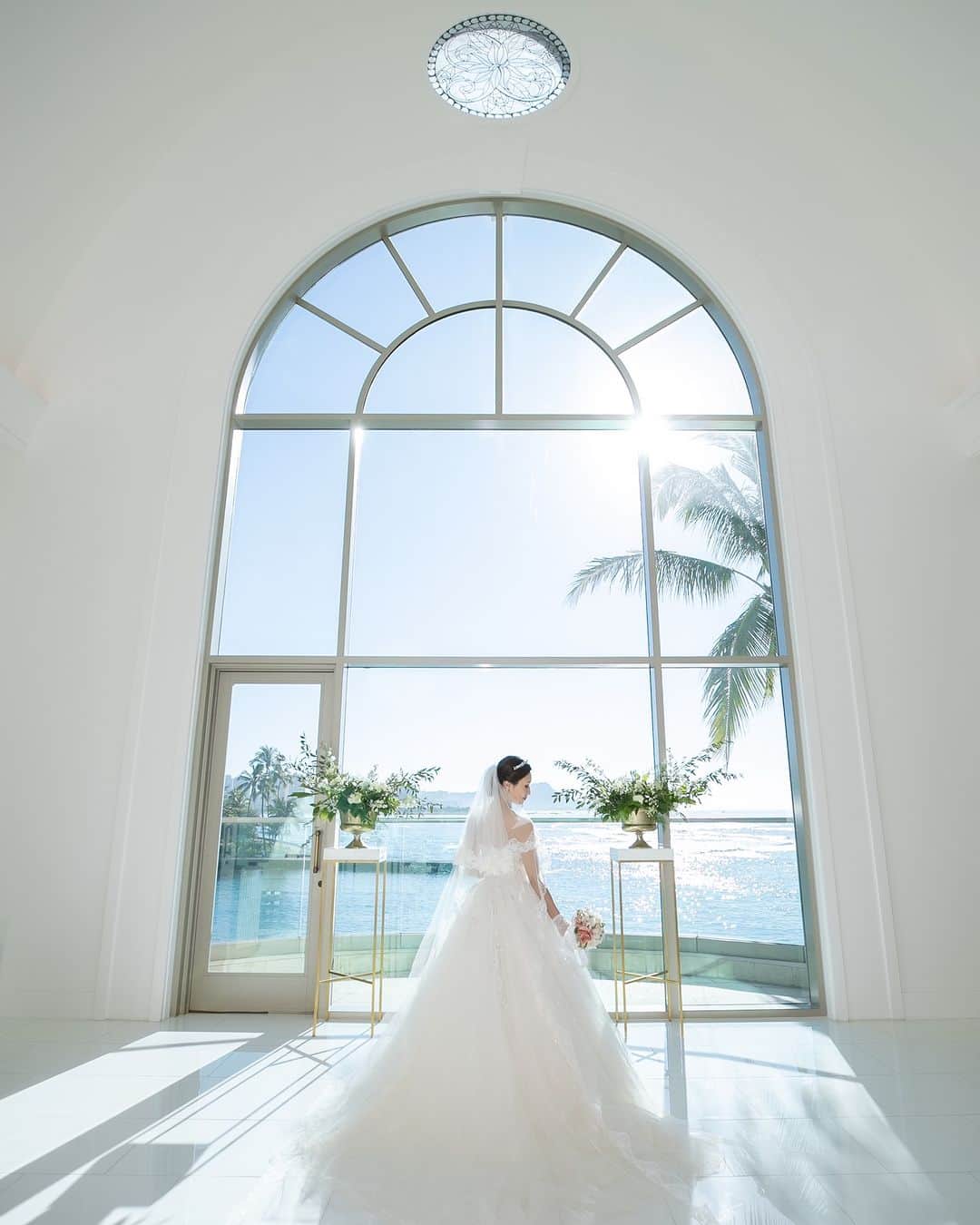 The Terrace By The Seaさんのインスタグラム写真 - (The Terrace By The SeaInstagram)「@the_terrace_by_the_sea Hawaii Wedding情報はこちら𓂃𓈒𓏸  ---------  洗礼された光り輝く白亜のチャペル𓍯  大理石の艶やかなバージンロードが花嫁さまを引き立てます𓈒𓏸  ----------  = produce = モチーフ @motif_resort   = photo = Naoya @naoya_oshita  @betterhalf_hawaii  --------------------  【Good News】アメリカ入国時のワクチン証明、5/11に廃止！  ハワイのザ・テラス バイ・ザ・シーにて 挙式を検討されていらっしゃる方におすすめ✯  《30組限定　FIRST SUMMER PLAN 最大25.2万円OFF！ 》  挙式に必要な基本挙式、ドレス＆タキシード、新婦様ヘアメイク、アルバムがセットになったお得プラン、通常価格¥667,000→¥467,000にてご案内中！ パーティ4名以上お申し込みで、Grace of Aloha 2名様分(¥52,000相当)プレゼント！  プロフィール欄のURLより、ウエディングの相談ご予約が可能です。 小さい疑問や質問にもお答えいたしますので、お気軽にお問い合わせくださいませ🌺  ザ・テラス バイ・ザ・シーでは、健康と安全を最優先に配慮し、安心してハワイでの時間を楽しんでいただいております𓆉  #テラスバイザシー #TheTerraceByTheSea #TAKAMIBRIDAL #タカミブライダル #MotifRESORT #テラス花嫁 #モチーフ花嫁 #リゾートウェディング #リゾート婚 #ハワイ挙式  #ナウパカチャペル #バージンロード」5月12日 21時01分 - the_terrace_by_the_sea