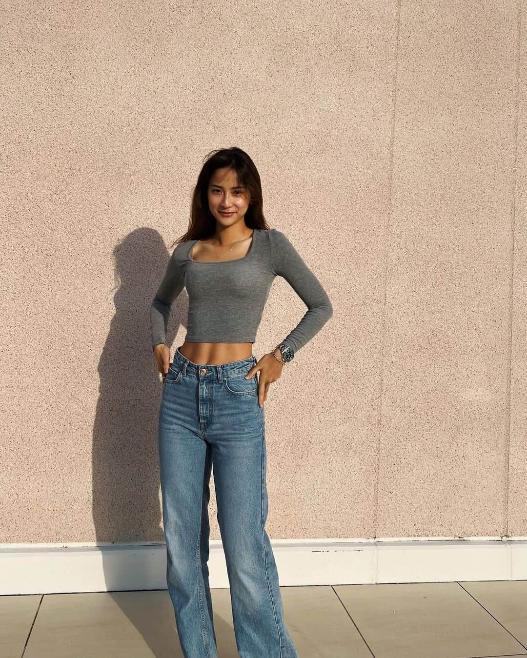 小屋春菜のインスタグラム：「また一つ歳を重ねました🎂  お洒落したいな〜って気持ちはあるが、トップスにデニムにマザーズバッグが1番ホッとする服装な最近なのです🥺😂  今歳もさいっっこうの1年にします✌️💕」
