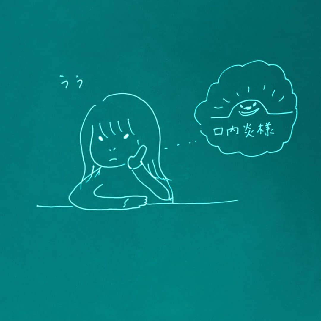 蒼山幸子さんのインスタグラム写真 - (蒼山幸子Instagram)「ちょっと前に口の中を噛んでしまって、 口内炎が出来てしまいました。 ふとした時に感じる存在感。 弾き語りツアーのためのグッズのデザインを あれやこれや落書きしていたら 脱線して描いてしまったので、ここに供養。」5月12日 20時58分 - sachiko_aoyama