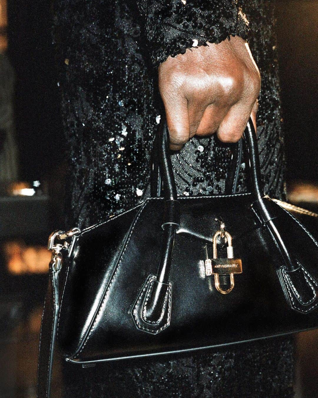 ジバンシィさんのインスタグラム写真 - (ジバンシィInstagram)「heritage and modernity: the mini #givenchyantigona stretch bag, with golden and silvery padlock, for the #givenchyfall23 pre-collection」5月12日 21時02分 - givenchy