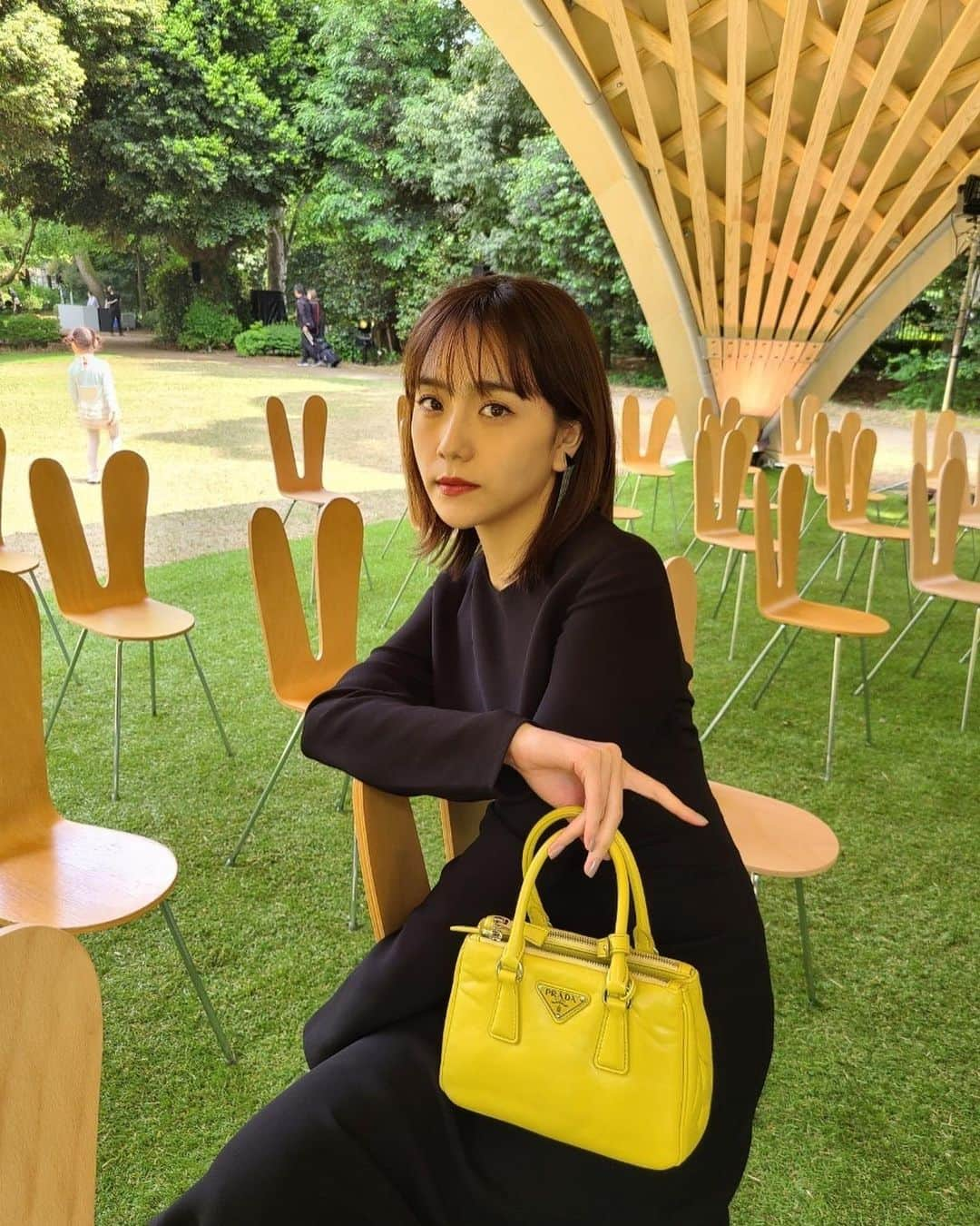 松井愛莉のインスタグラム：「「PRADA MODE TOKYO」 東京都庭園美術館にて。 建築家でありプラダとも長年コラボレーションをしている妹島和世がキュレーターを務め、建築、庭園、アート、音楽が融合した体験を。  自然に囲まれて天気も良く、とても気持ちよかったです🌞  @prada  #PRADAMODE」