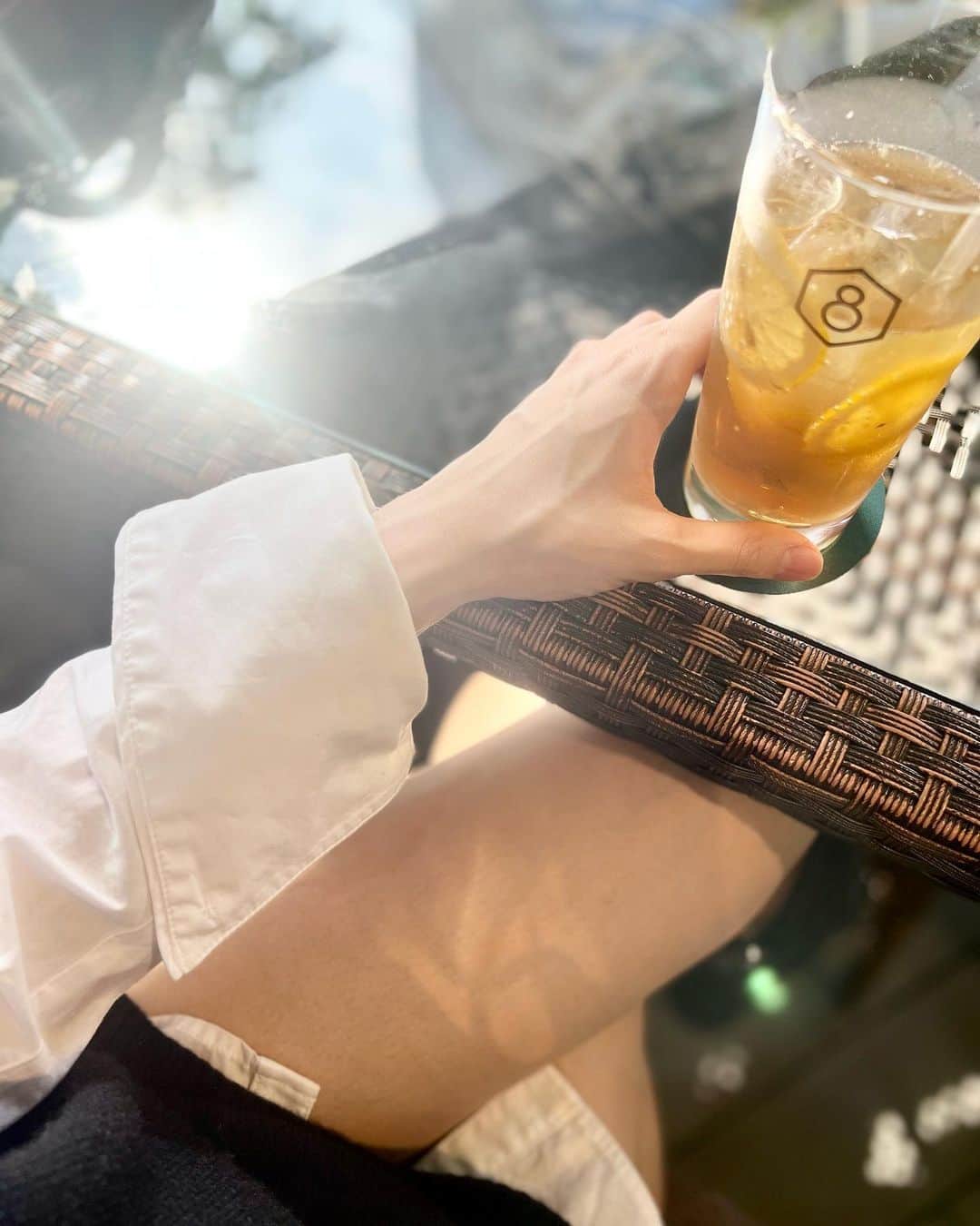 中村祐美子のインスタグラム：「🐝  久留米さんぽ。 撮影現場行く前に少し時間あったので、 おしゃれなカフェに立ち寄ったよーう。  久留米、昔ながらのラーメン屋と、おしゃれなカフェとが混在する不思議な街。  #久留米 #久留米カフェ #久留米グルメ #福岡 #カフェ #カフェ巡り #レモネード #achtcafe」