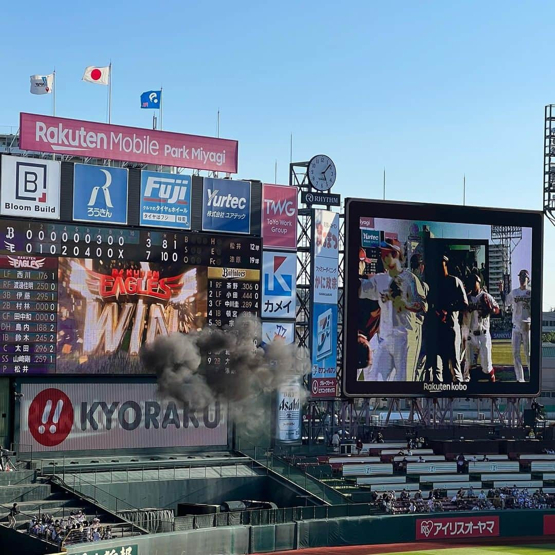 佐藤あり紗さんのインスタグラム写真 - (佐藤あり紗Instagram)「2023.5.11 . . 今回は、姉のえり香とカウンターシートで観戦⚾️ ※姉は私よりも楽天詳しい爆笑😂 ここのカウンターシート好きすぎる良すぎる(๑♡∀♡๑) . ホーム戦全部行きたいくらいだいすき⍤⃝♡\♥︎/ 今回新しいキャップGET( *˙ω˙*)و ｸﾞｯ! キャップ色々な種類ほしー♡ ピンクのユニフォームほしー♡ . この日は学生がたくさん居て 応援団の方がホームラン席で見ている学生を中心に  応:みんなせっかく応援に来てくれたしボール欲しいよね❓ からの 掛け声→ボールをください浅村！ . って掛け声あって過去一好きだった笑 応援団の方が学生に楽しんでもらいたいという 気持ちが溢れ出ていた姿を見てホッコリしました☺️🍀 . 次はいつ行けるかな𝐧𝐞𝐱𝐭…⚾️𓈒 𓏸 . . いまはDAZNで観戦中🏟️✨ @dazn_jpn  . . @rakuten_eagles  #東北楽天ゴールデンイーグルス  #野球観戦 #楽天好き #野球観戦 #楽天観戦 #宮城のスポーツ盛り上げよう #茂木選手の味噌ラーメン美味し #ニンニクとか気にしない #初めて飲んだレモンの何とか何とか姉とふたりでお気に入り #佐藤あり紗 #バレーボール #仙台市出身在住」5月12日 21時03分 - arisa_chu