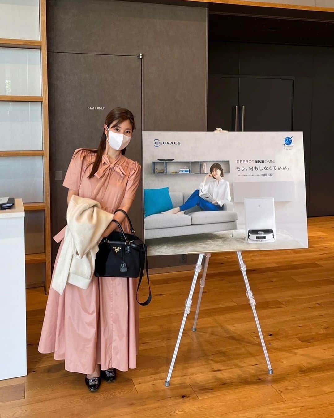 逢月あかりのインスタグラム：「内田有紀さんアンバサダーのエコバックスの「DEEBOT T20 OMNI」新製品発表会に参加してきました✨  @ecovacs_jp  もう何もしなくていい！と思わせてくれる新型のロボット掃除機✨  床の水拭きもしてくれるのがエコバックスの特徴だったのですが、 モップ洗浄と乾燥機能までついたそう✨  これがあれば、子供の食べこぼしをもう拭かなくて済む🥲  お湯で拭いてくれるからクレヨン汚れなどもきれいに💡（最近油断すると娘に床に落書きされちゃいます😂）  カーペットの上はモップが当たらないように吸引だけしてくれるという賢い掃除機✨  音も静かなので就寝中やお出かけ中に稼働させておけばピカピカに✨  ■先行予約開始日：2023年6月1日（木）  ■販売開始日：2023年6月16日（金）  ✴︎2in1 強力な吸引と水拭きが可能  　6,000Paの吸引力と加圧回転式デュアルモップ搭載  ✴︎エコバックス初「モップ自動リフトアップ」機能搭載  　モップを外すことなくカーペットの上も1回で清掃可能  ✴︎マッピング機能と  　３D物体回避（TrueDetect）3.0で賢く隅々まで清掃  ✴︎清掃後のお手入れ不要！  　全自動クリーニングステーション搭載  　ゴミの収集、モップへの給水、モップの温水洗浄、熱風乾燥まで全て自動👏  #エコバックス #ECOVACS #ディーボット #DEEBOT #DEEBOT20OMNI #ディーボット T20OMNI #ロボット掃除機 #お掃除ロボット #掃除やめた #もう何もしなくていい #ゼロ家事 #pr #ママノワ @mamano.wa」