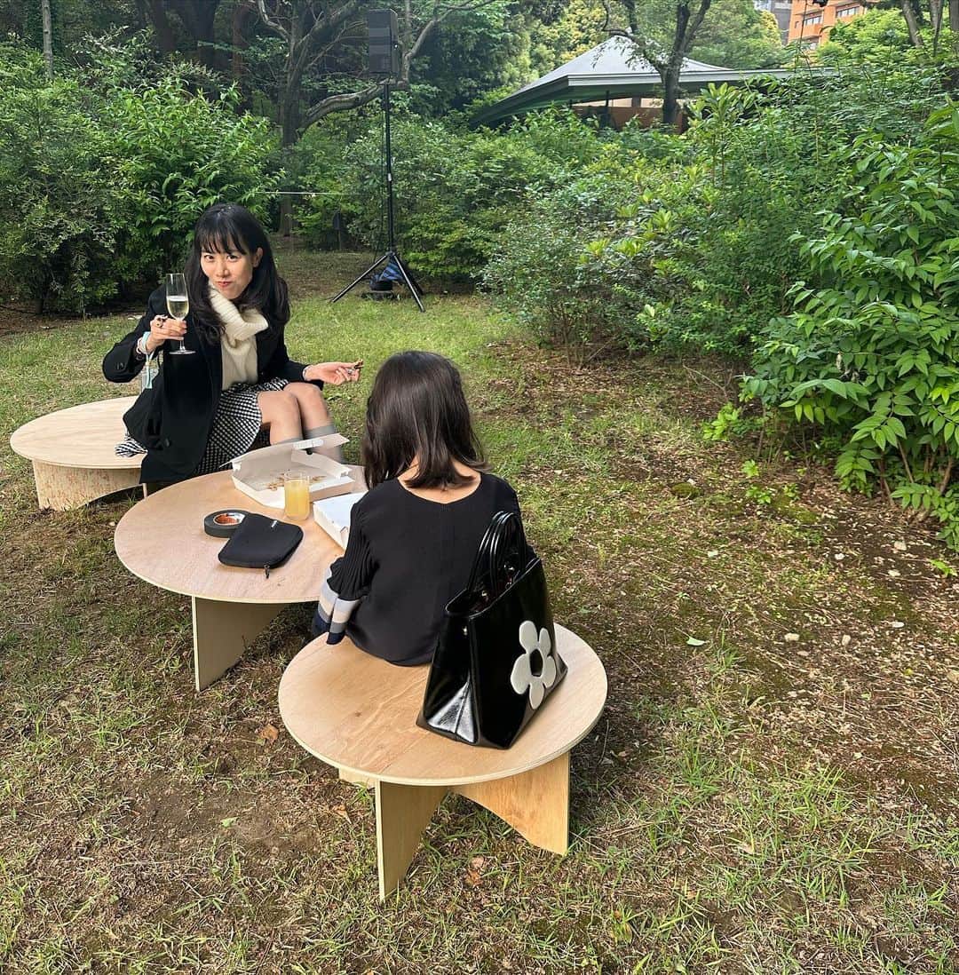 犬山紙子さんのインスタグラム写真 - (犬山紙子Instagram)「prada mode tokyoへ娘と、友人かつこどちメンバーの草野絵美ちゃん @emiksn と。 大好きな庭園美術館に木造の仮設スペース、様々なアートに触れられる展示でした。 たっきーな @yurinatakiguchi にも偶然会えた。  この後絵美ちゃんのAIアートの展示を見に行ったのですが凄く楽しかったのでまた次回アップします！  #prada  #犬山むすめこーで  #親子コーデ #6歳女の子　#リンクコーデ #親子　#モノトーンコーデ　#pradamode #プラダモード」5月12日 21時03分 - inuyamakamiko