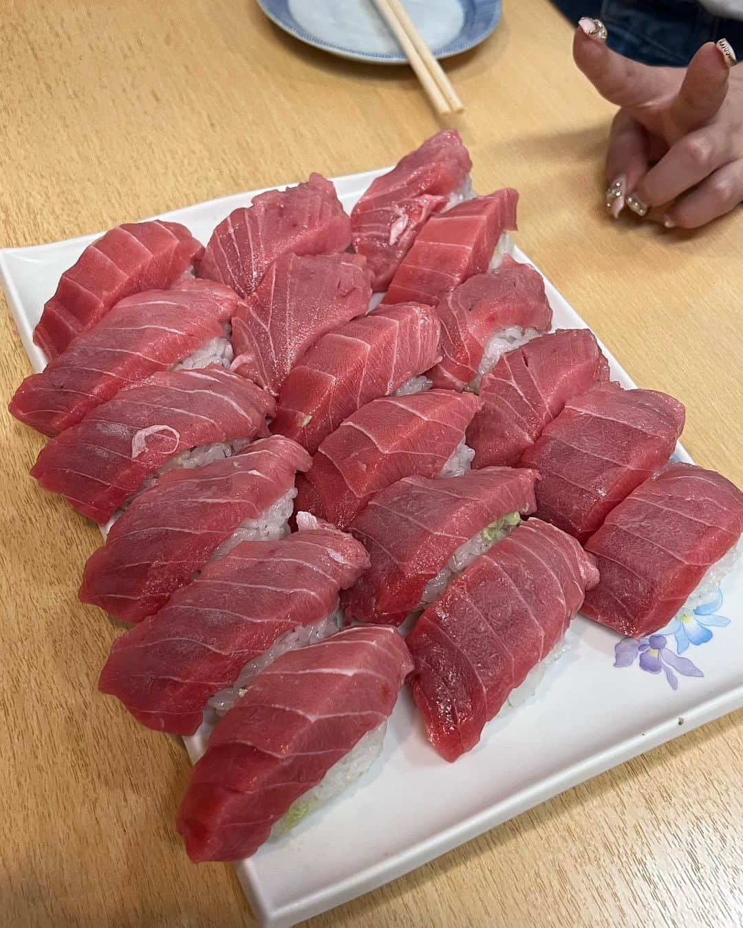 葉月蓮のインスタグラム：「𝔽𝔸𝕄𝕀𝕃𝕐 𝔻𝔸𝕐👨‍👩‍👧‍👧  Lunch at #春駒 🍣 in Tenjinbashisuji 6-chome.I found Taiyu-ji Temple⛩️, so I worshiped.I walked from Tenroku to Umeda.🚶🚶‍♀️I had a #シルバニアファミリーくじ 🐰🏠 on the way to the Grand Front.I ate BAR & GELATERIA RAFFINATO  at Grand Front.🍨  #天六グルメ #天六ランチ #天六 #梅田カフェ #バールジェラテリアラッフィナート #ジェラート #グランフロント大阪 #大阪グルメ #大阪観光 #家族でお出かけ 🫧💚」