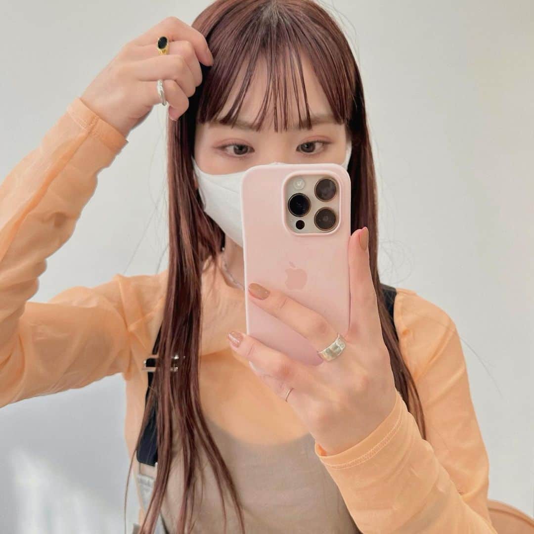 Momoのインスタグラム：「. 大人気のフルバング♡ . .   . ✔️画像を保存してカウンセリングの 時にみせてください♡♡ .  イメージを変えたいけど短くするのも ブリーチをするのも勇気がいる🥺 . そんな方にも幅広くその方にあった提案 をさせて頂き一緒におしゃれを楽しみましょう♡ . ブリーチカラーは【ケアブリーチ】を 推奨しております♡ . ケアブリーチは従来よりも髪の毛への ダメージが94%cutされます！ . ブリーチなしのダブルカラーも 提案させて頂きますのでぜひご相談ください♡ . 12／3から 新店舗　GARD/ëN (ガーデン／エン) がopen♡♡ . 場所は表参道♡♡ 新しいこだわりのつまったお店で ぜひお会いできるのを楽しみに お待ちしております♡♡ . . ご予約はTOPからご予約サイト に飛べます✈︎♡(料金もそちらを参考に) . ご新規様も喜んでお待ちしております♡ . お電話.DMからも受け付けております♡ (DMは返信が遅くなる可能性が ございますのでそちらご了承下さい🙇‍♀️)  . .  〒150-0001 東京都渋谷区神宮前5-39-2 2F . TEL☎︎ 03-6712-5995 . 表参道駅から徒歩5分🚶🏼‍♀️(A1出口) ( 銀座線/千代田線/半蔵門線 ) . . 月 定休日 火・水　11:00〜20:00 木・金　12:00〜20:30 土　10:00〜19:00 日　10:00〜19:00 祝　10:00〜19:00 . . ぜひ、ご予約お待ちしてます♡♡ . codeアカウントはこちら   @__cd.momo____________ ♡ . ぜひフォローしてください♡ .」