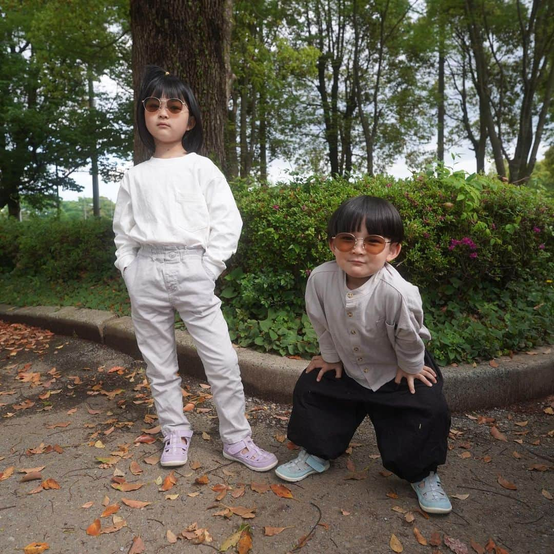 ゆずみつさんのインスタグラム写真 - (ゆずみつInstagram)「公園でのゆずみつてる🐝  結構インドアなうちの子達ですが連れ出すと意外にアウトドアも好きです😂  #ゆずみつ #ゆずみつてる #ゆずみつといっしょ #姉弟コーデ #三姉弟 #おそろコーデ #リンクコーデ」5月12日 21時06分 - 10siomi