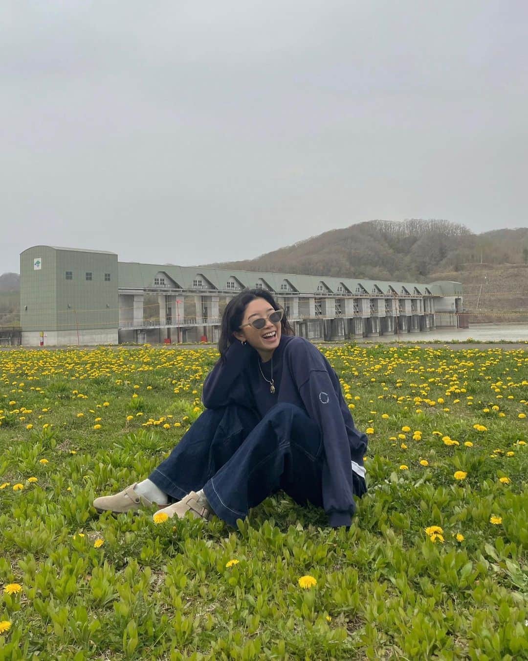 yuikoのインスタグラム：「たまたま寄った、たんぽぽたくさん咲いてる芝生で盛り上がったアラサーたちです  北海道はまだまだひんやりしてたからスウェット大活躍だった トップスもボトムも発売中だよ @suwdee_official 🫐かけてるサングラスは来週発売💫 #suwdee#suwdeesnap」