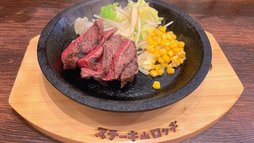 葵さんのインスタグラム写真 - (葵Instagram)「久しぶりの肉活🍖 焼き加減をオーダーしようとしたら 「うちはレアです」と。 最高です！レア派です！！ 大都会、池袋にあるステーキロッヂ🏠 山小屋感のある店内の落ち着いた雰囲気とお肉の美味しさ優勝で 今日のライブも声バシバシ出て僕が優勝でした。おめでとうありがとう😊」5月12日 21時17分 - aoi_official0401