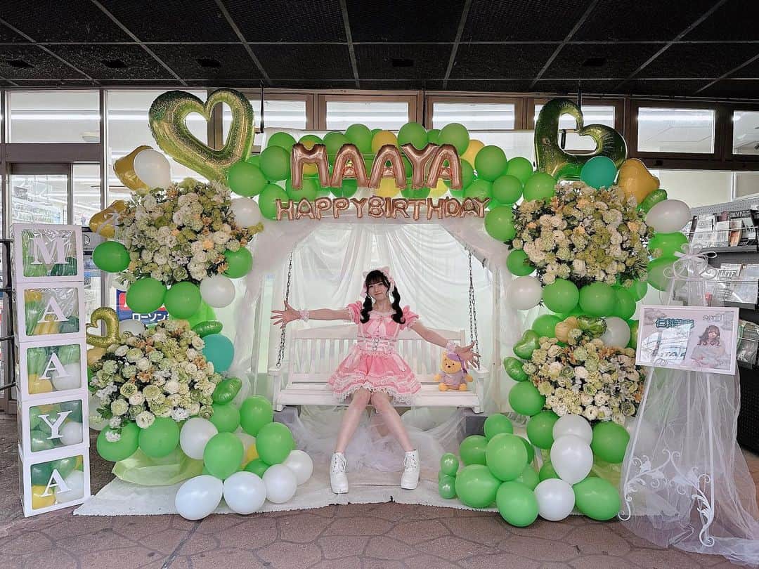 のインスタグラム：「スタフラ可愛すぎる（ ; ; ）  ブランコしたいっていう願いを叶えてくれてありがと（т-т）  本当に可愛い  可愛すぎて沢山写真撮っちゃった！！！！  毎年、スタフラをロック画面に変えてるんだけど変える瞬間少し寂しい気持ちと今年も生誕祭できたっていう喜びの2つの感情になる！！！  色んな人にスタフラ写真1年間変えずにロック画面にしてるのオタク愛凄いねって言われるんだけど、嬉しいからしてるの！義務じゃない   したいからしてるし、みんなと過ごした大切な日を思い出して頑張ろうって思えるの、スタフラってその日1日のために、あるもので、でもそのスタフラって沢山お金がかかるものなんだよね？それなのに毎年素敵なスタフラにしてくれて、でもそれが1日でなくなってしまうの悲しいから、ロック画面にしてずーっと見ていたいものなんだよねまあやにとって  生誕祭4回目にしてやっと、お誕生日おめでとうって言葉を聞けて泣きそうになりました  なんか、ここまでアイドルできて嬉しいなって思ったよ！（笑）  あまり伝わっていないと思うし自分も言葉にすることが苦手なんだけど、まあや推しが大好きですほんとに  ありがと  これからもみんなが楽しく笑ってくれている姿を見れれば私は幸せなので、もっと笑顔にさせられるように楽しいって思って貰えるように頑張るね」