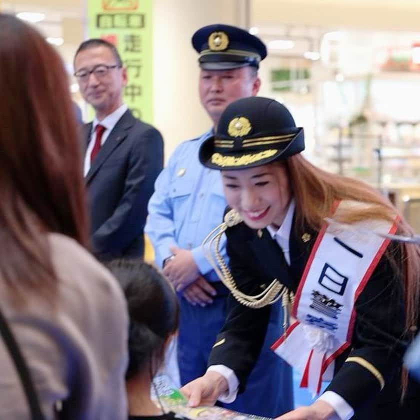 安井友梨さんのインスタグラム写真 - (安井友梨Instagram)「警察署長になりたいと思って、 警察官の採用試験を 受けたわけでもないけど、、、  39歳になった私が、 一日警察署長になることができた  ビキニチャンピオンに なりたいと思って、 30歳を過ぎてからビキニをはじめたわけでもないけど、、、  ダイエットの目的が 世界チャンピオンを目指すまでになりました。  沢山のメディアにもださせていただき、競技を知っていただけるようになりました😭  こうした経験から、 やはり‼️  自分次第で、いつからでも、 『自分と未来は、変えられる』 と確信しています。  だから、誰でもいつからでも 『自分と未来は、変えられる』ということを、皆さんと一緒に 証明したいと思っています🔥🔥  皆さま、 本当にありがとうございました。  昨日は1日中緊張で身震いし、 感激しっぱなしでした😭😭😭  あらためて、 身が引き締まる想いでした！  写真 @chibimega_jp  美と愛と温かさに溢れた写真。 ちびめがさんの写真が大好き💓 本当にありがとうございます！  #1日警察署長  #ビキニフィットネス  #自分と未来は変えられる  #ダイエット #トレーニング女子」5月12日 21時18分 - yuri.yasui.98