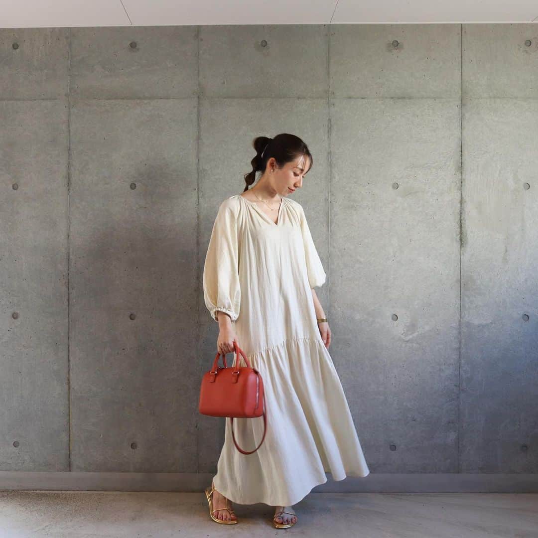 のインスタグラム：「𝘯𝘦𝘸 𝘪𝘯 ⁡ 𝘥𝘳𝘦𝘴𝘴: 𝘢𝘱𝘢𝘳𝘵 𝘣𝘺 𝘭𝘰𝘸𝘳𝘺𝘴 @apartbylowrys  ティアードソデパフワンピース ⁡ ⁡ 歩くとふわっとなびいて可愛い素敵ワンピースに 一目惚れ❤︎ マキシ丈だけど、小柄な人が着てもスタイルが良く見えて凄く可愛い ⁡ 袖にゴムが入ってて、そのままでも良いし、たくし上げるパフ感が増してちょっと違った雰囲気になります ⁡ 涼しい北海道の夏 かなり愛用する事間違いなしです ⁡ #apartbylowrys #sapporo #ootd #アパートバイ #アパートバイローリーズ #白ワンピ #ストレスフリー #いつコ #155cmコーデ #札幌 #初夏コーデ」
