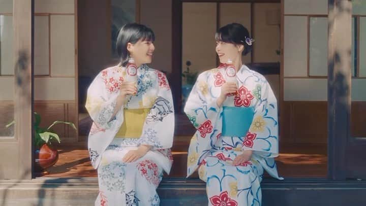 西野七瀬のインスタグラム：「おいしい香り。 和紅茶の新しいCMに 杏ちゃんと出演させていただいてます🫖⭐︎  今年初の浴衣、 縁側にてのんびりと風を感じながら撮影しました🍃」
