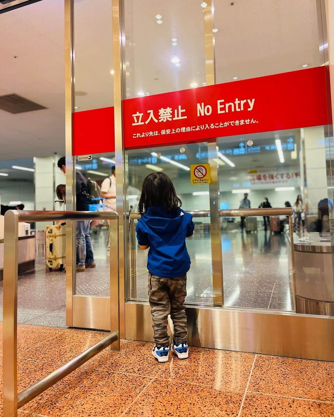 清澤恵美子のインスタグラム：「パパの帰りを待ちわびるが、、、 ズボン逆👖笑笑 パンツ逆ズボン逆靴逆。逆に履いてること多いけど、居心地悪くないのかな？？ なぜかTシャツだけは逆にならないのは👏👏👏 指摘して直そうとすると怒るか逃げていくからもう放っておくのは対象が男の子だからかな。？笑 #パパ大好き」