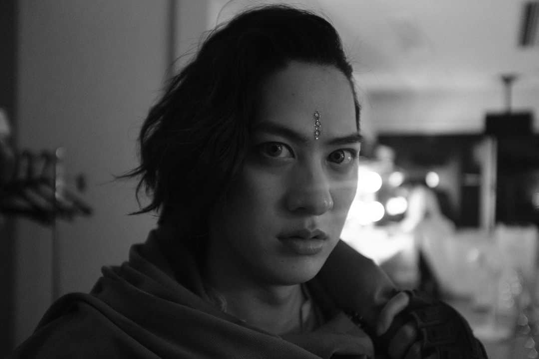 白又敦のインスタグラム：「無事終えました。 残りは明日の１公演のみ。 全力で楽しんでいい作品にします。 #舞台 #カラークロウ #俳優 #白又敦」