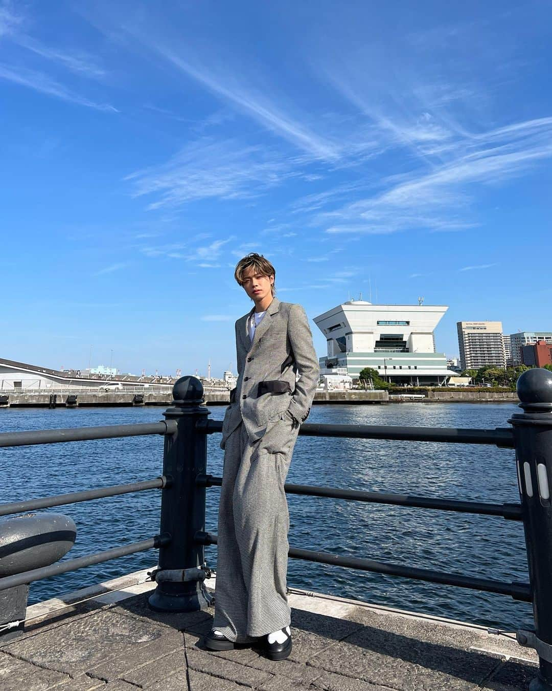 やまとのインスタグラム：「☀️👞  Suit: @sulvam_official  Sneaker: @nike × @xxxibgdrgn」