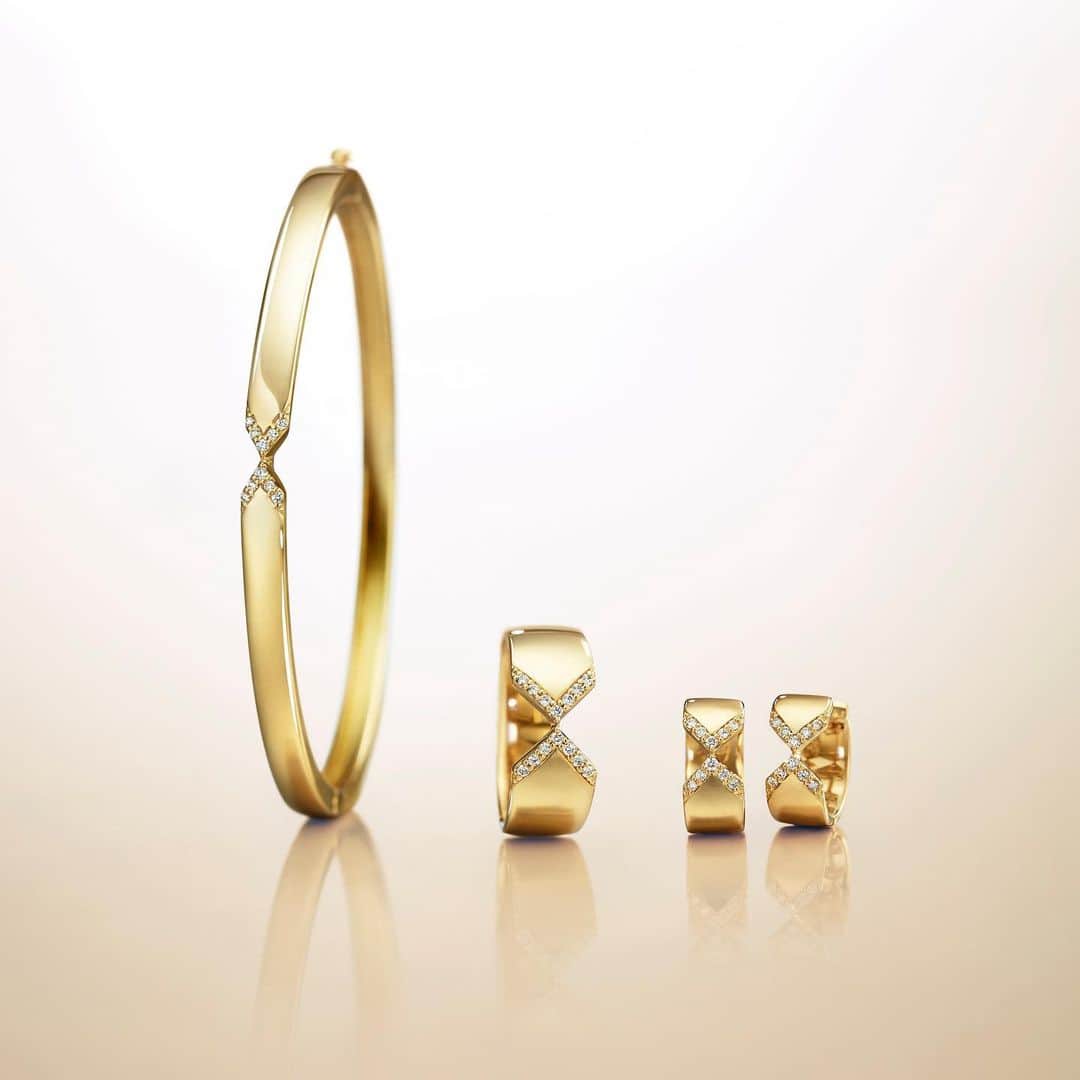 ヴァンドーム青山さんのインスタグラム写真 - (ヴァンドーム青山Instagram)「. 50ans Première escales New Collection  ブランドの頭文字｢V｣を直線的なシルエットで描いたシリーズ。一つ一つ丁寧にセッティングされたダイヤモンドが一体となって輝き､存在感を放ちます。 グラフィカルなデザインがコーディネートのアクセントに。  #vendomeaoyama #ヴァンドーム青山 #ヴァンドーム青山50ans #jewelry #accessory  #ジュエリー好きな人と繋がりたい  #お守りジュエリー #記念日ジュエリー #アニバーサリージュエリー #ブレスレット #バングル #ring #リング #ピアス #ゴールドジュエリー #ダイヤモンドジュエリー」5月12日 21時18分 - vendomeaoyama_official