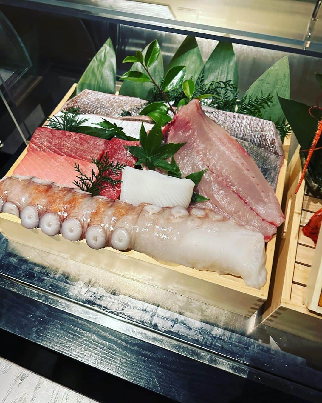 秋元康さんのインスタグラム写真 - (秋元康Instagram)「#麻布十番#日本料理#麻布  いろいろな野菜、海産物が並んだワゴンから、「これは焼いて欲しい」「これは煮て欲しい」「これは揚げて欲しい」と、料理法を指定するシステムだそうです。 六本木ヒルズのイタリアン「イルブリオ」の日本料理版ですね。  かなり、オーダーしたのですが、途中で食べることに夢中になって、写真を撮るのを忘れました。  それまでの写真は僕が撮ったので、安定のポンコツ写真です。」5月12日 21時15分 - yasushi6057