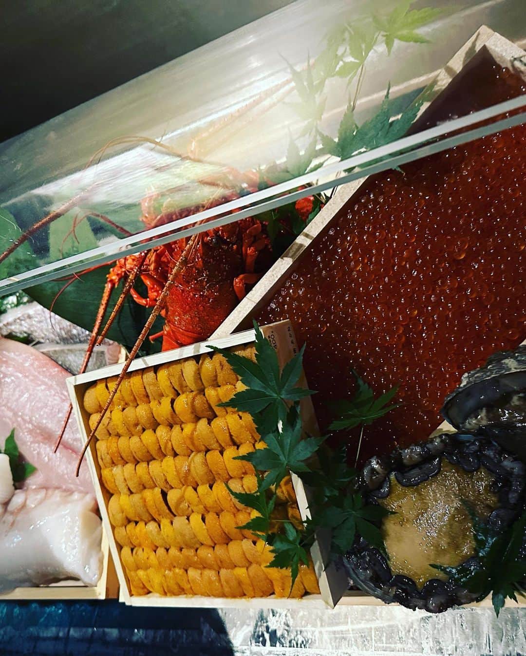 秋元康さんのインスタグラム写真 - (秋元康Instagram)「#麻布十番#日本料理#麻布  いろいろな野菜、海産物が並んだワゴンから、「これは焼いて欲しい」「これは煮て欲しい」「これは揚げて欲しい」と、料理法を指定するシステムだそうです。 六本木ヒルズのイタリアン「イルブリオ」の日本料理版ですね。  かなり、オーダーしたのですが、途中で食べることに夢中になって、写真を撮るのを忘れました。  それまでの写真は僕が撮ったので、安定のポンコツ写真です。」5月12日 21時15分 - yasushi6057