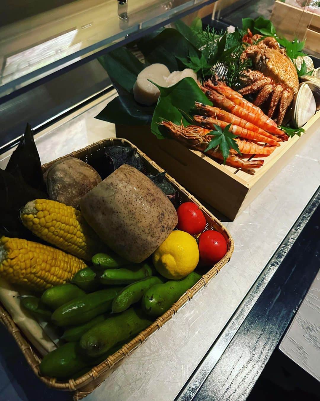 秋元康のインスタグラム：「#麻布十番#日本料理#麻布  いろいろな野菜、海産物が並んだワゴンから、「これは焼いて欲しい」「これは煮て欲しい」「これは揚げて欲しい」と、料理法を指定するシステムだそうです。 六本木ヒルズのイタリアン「イルブリオ」の日本料理版ですね。  かなり、オーダーしたのですが、途中で食べることに夢中になって、写真を撮るのを忘れました。  それまでの写真は僕が撮ったので、安定のポンコツ写真です。」