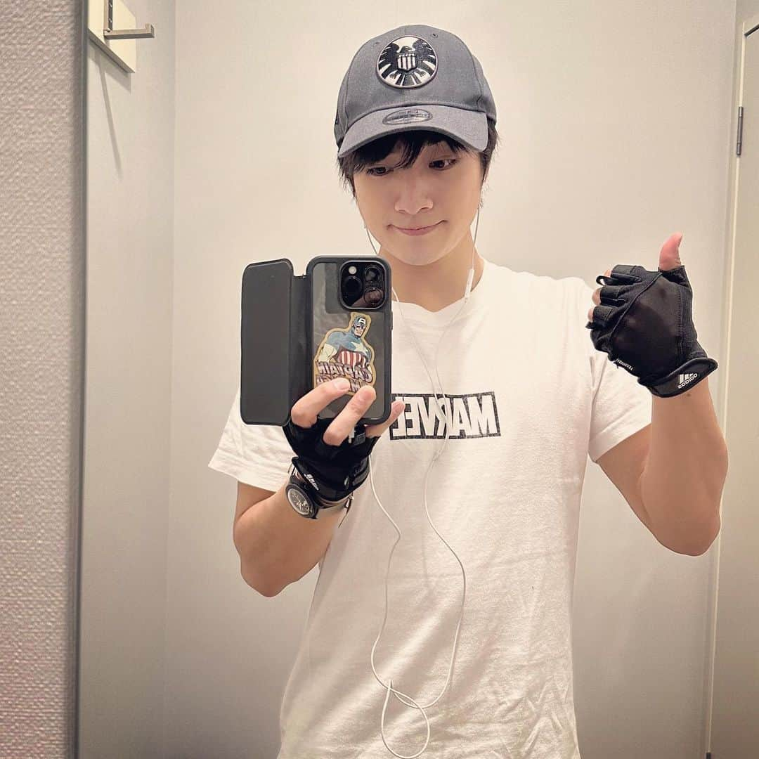 本田剛文さんのインスタグラム写真 - (本田剛文Instagram)「しばらく載せてませんでしたが…… 筋トレ続けてますよ！！  #スマホケース #シール #挟む #ナウい #MARVEL #CaptainAmerica #ボイメン #本田剛文」5月12日 21時15分 - boymen_honda