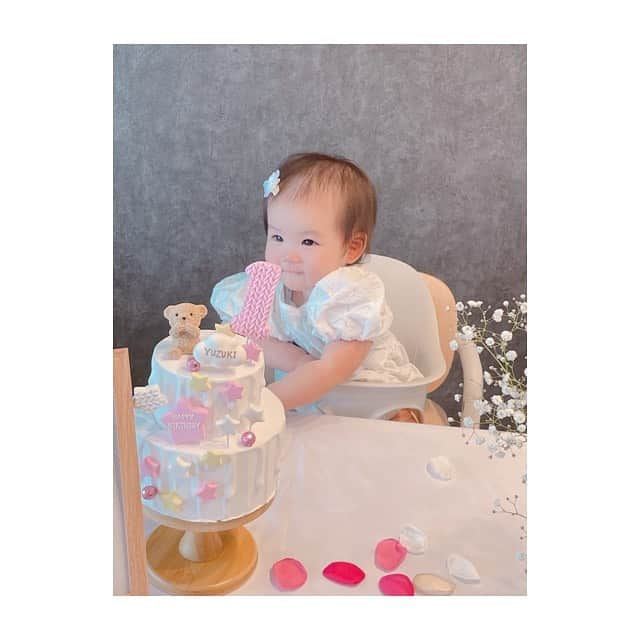 土岐麻梨子のインスタグラム：「⑅ ⑅ Happy "1st"birthday♡ 　 柚希♡1歳のお誕生日おめでとう♡ 　 去年の10:07に私たちの元に生まれてきてくれた柚希が無事に1歳のお誕生日を迎えることができました！ 　 本当にあっという間の1年間。。。 日々、なにかしらに悩み心配しながらすごしていて、大変なことも多いけど、 思い出すのはいつも幸せな思い出ばかり。。。 　 ここまで大きな病気も怪我もすることなく、健康でいられたことに感謝♡ 　 ♡大好きな柚希へ♡ 　 パパとママのところにきてくれてありがとう♡ パパとママを柚希のパパとママにしてくれてありがとう♡ パパとママは柚希のパパとママだから、こんなにも幸せなんだよ♡ 柚希はパパとママの宝物です♡ これからも一緒にいろんなことを経験して 一緒に大きくなろうねっ♡ この1年が柚希にとって笑顔いっぱいの年になりますように♡ 大好きだよ♡ 1歳のお誕生日本当におめでとう♡ ⑅ ⑅ #birthday #happybirthday #1歳 #1st #お誕生日 #1歳のお誕生日 #1stbirthday  #バースデー #バースデーフォト #おうちスタジオ #2022年ベイビー #令和4年ベイビー #5月生まれベイビー  #女の子ママ #親バカ部 #ベビスタグラム #ママスタグラム #生まれてきてくれてありがとう」