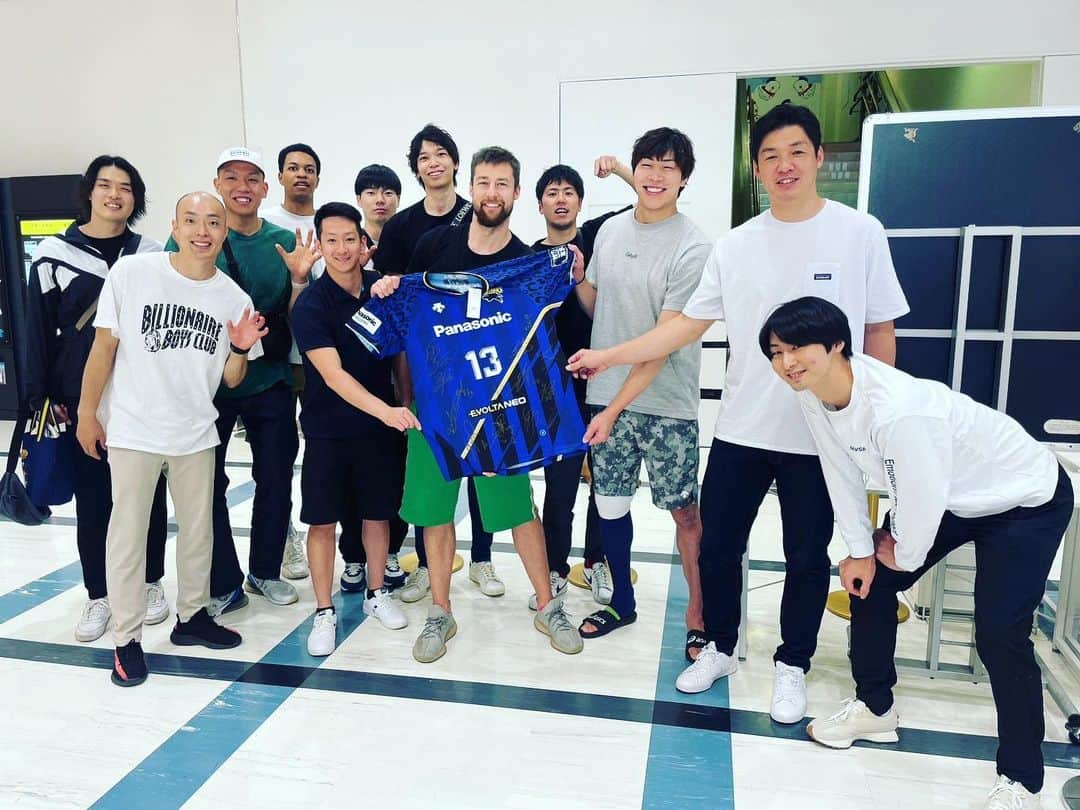 山内晶大のインスタグラム：「. . . Thanks for teaching me many things.  I really appreciate it.  I'll miss you so much. Let's definitely meet again. . . . #kubiak  #13  #panasonicpanthers」