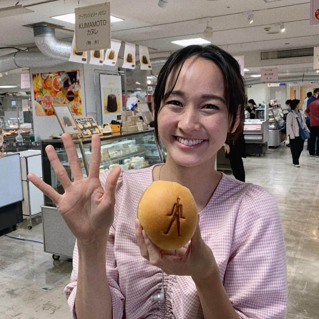 浦口史帆さんのインスタグラム写真 - (浦口史帆Instagram)「🍞🍰🥐🧁🥯🍡  「パン＆スイーツまつり」🥰🤍 実演販売でパンをこねこね成形している様子が見られたり、 焼きたてのパンの香りを吸い込めたり、 味覚以外でも楽しめる幸せな空間‥‥🥺💖  #50歳 の誕生日を記念した#ナナちゃん の焼印入り限定クリームパンも😋🖐️💞  名鉄百貨店で16日(火)まで開催していますよ〜🥳💫  今週も1週間お疲れ様でした🍀  #スイッチ！ #中継 #パンざんまい #スイーツざんまい」5月12日 21時16分 - uraguchi_shiho